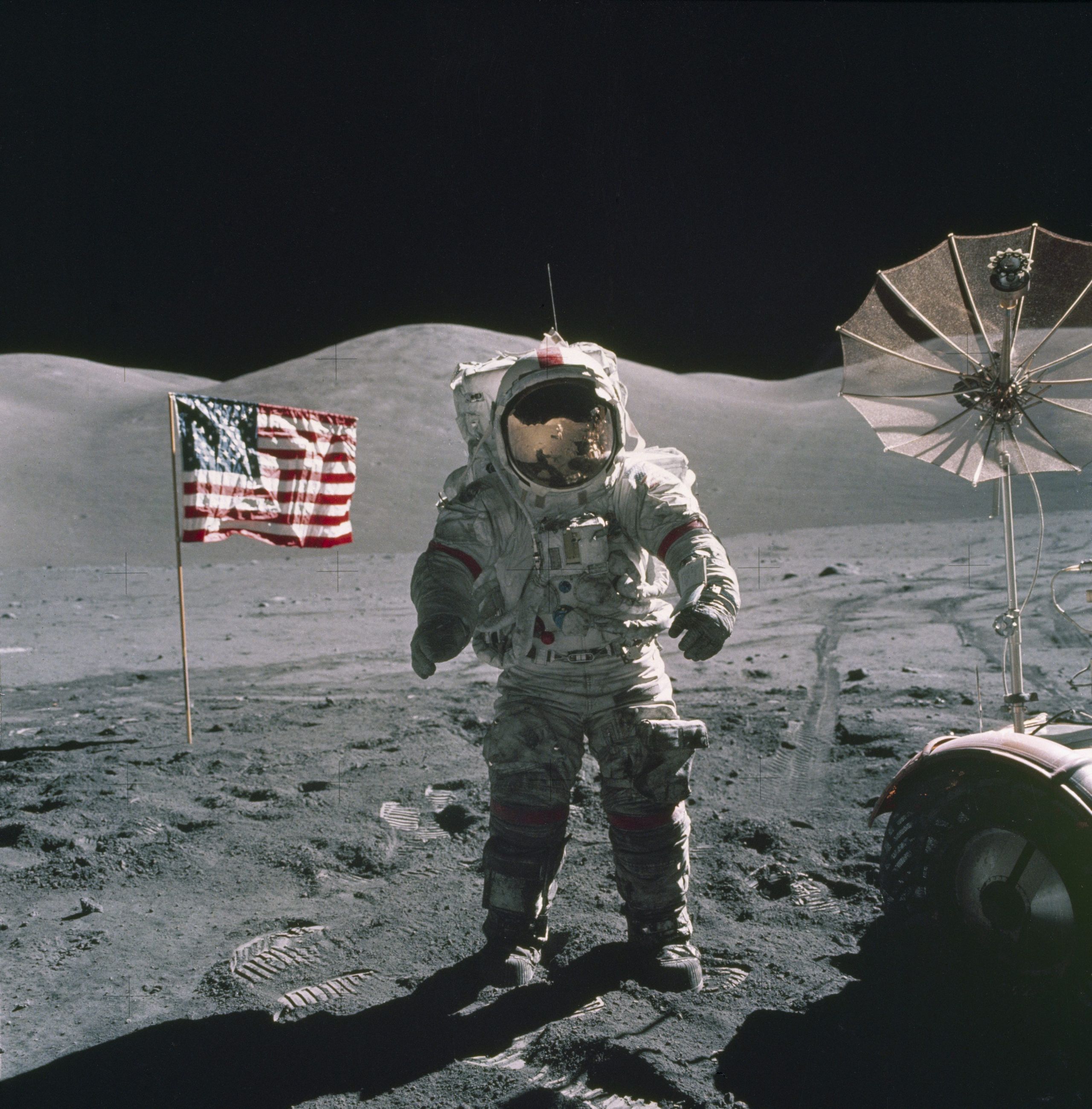 De Amerikaanse astronaut Eugene Cernan landde in 1972 met de Apollo 17 als laatste man op de maan.