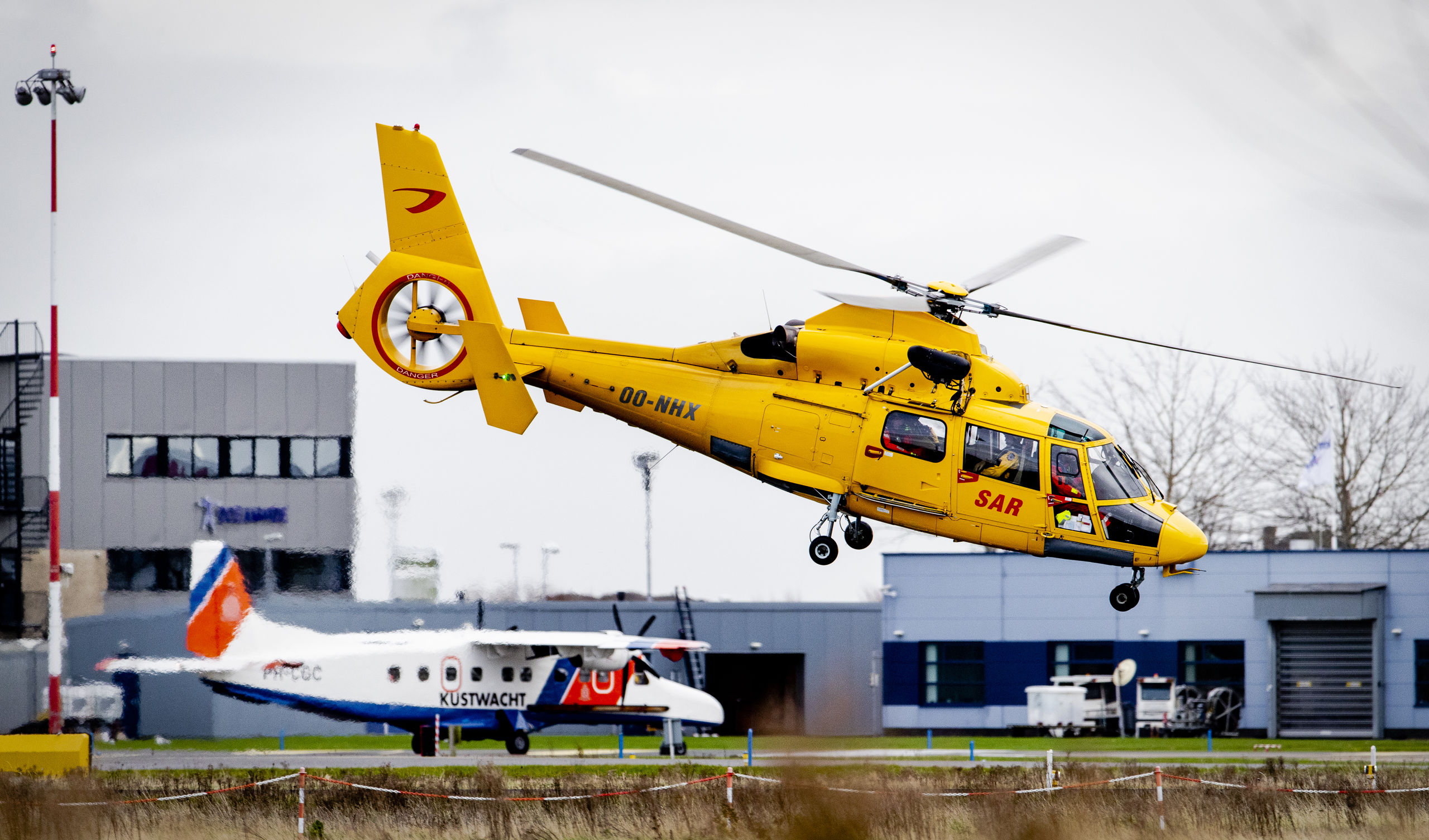 Een Search and Rescue (SAR) helikopter vertrekt vanaf Maritiem Vliegkamp De Kooy. De Kustwacht van Den Helder is op zoek naar de twee opvarenden van de vermiste vissersboot uit Urk, de UK165 Lummetje, die verdween tussen Texel en Den Helder. 