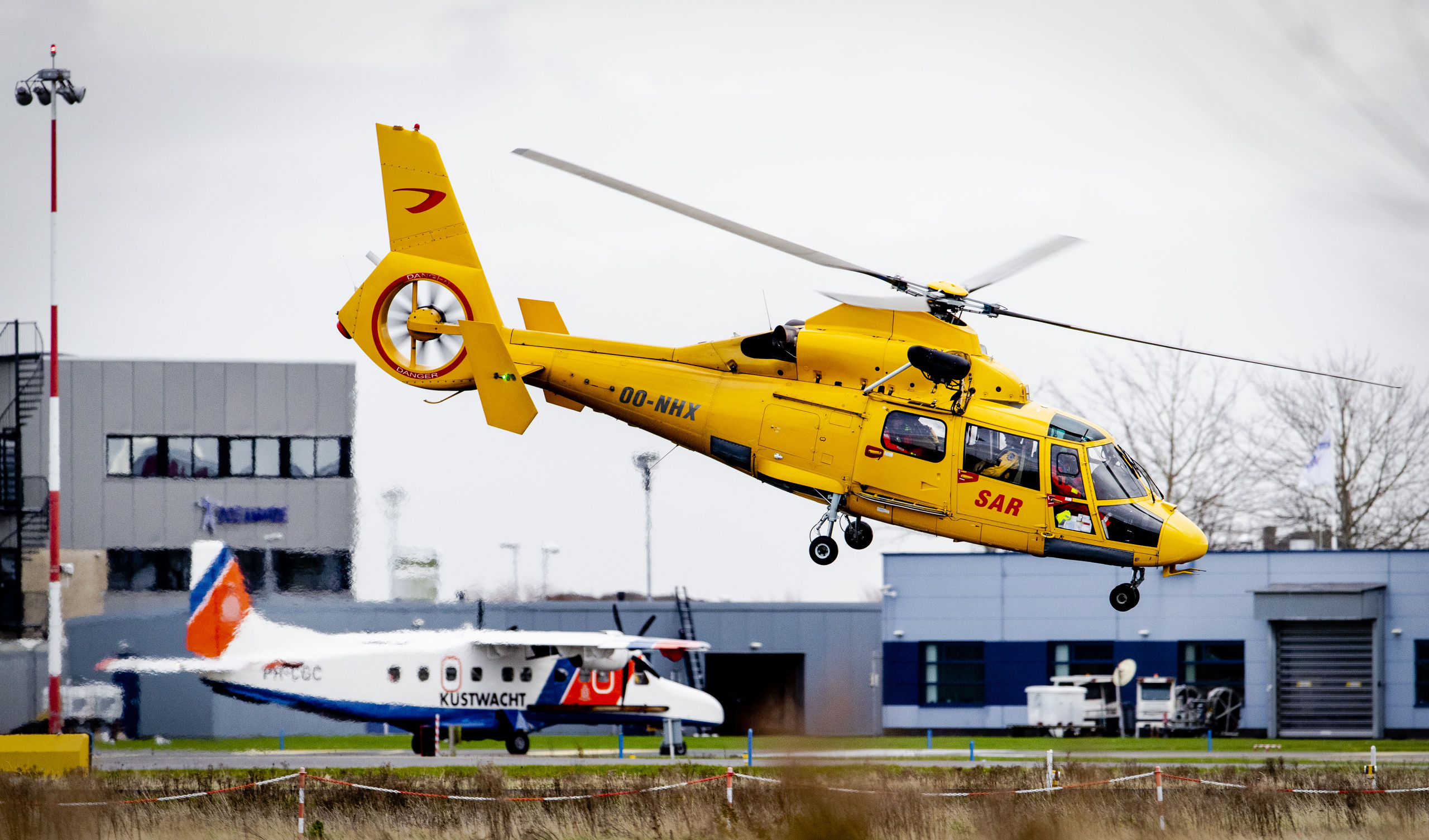 Een Search and Rescue (SAR) helikopter vertrekt vanaf Maritiem Vliegkamp De Kooy. De Kustwacht van Den Helder is op zoek naar de twee opvarenden van de vermiste vissersboot uit Urk, de UK165 Lummetje, die verdween tussen Texel en Den Helder.