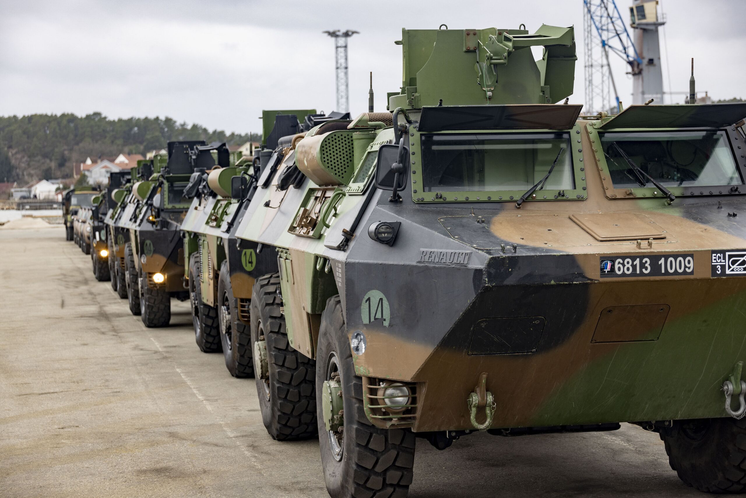 Gepantserde voertuigen van de NAVO's rapid reaction force brigade komen aan in de haven van Fredrikstad in Noorwegen. 