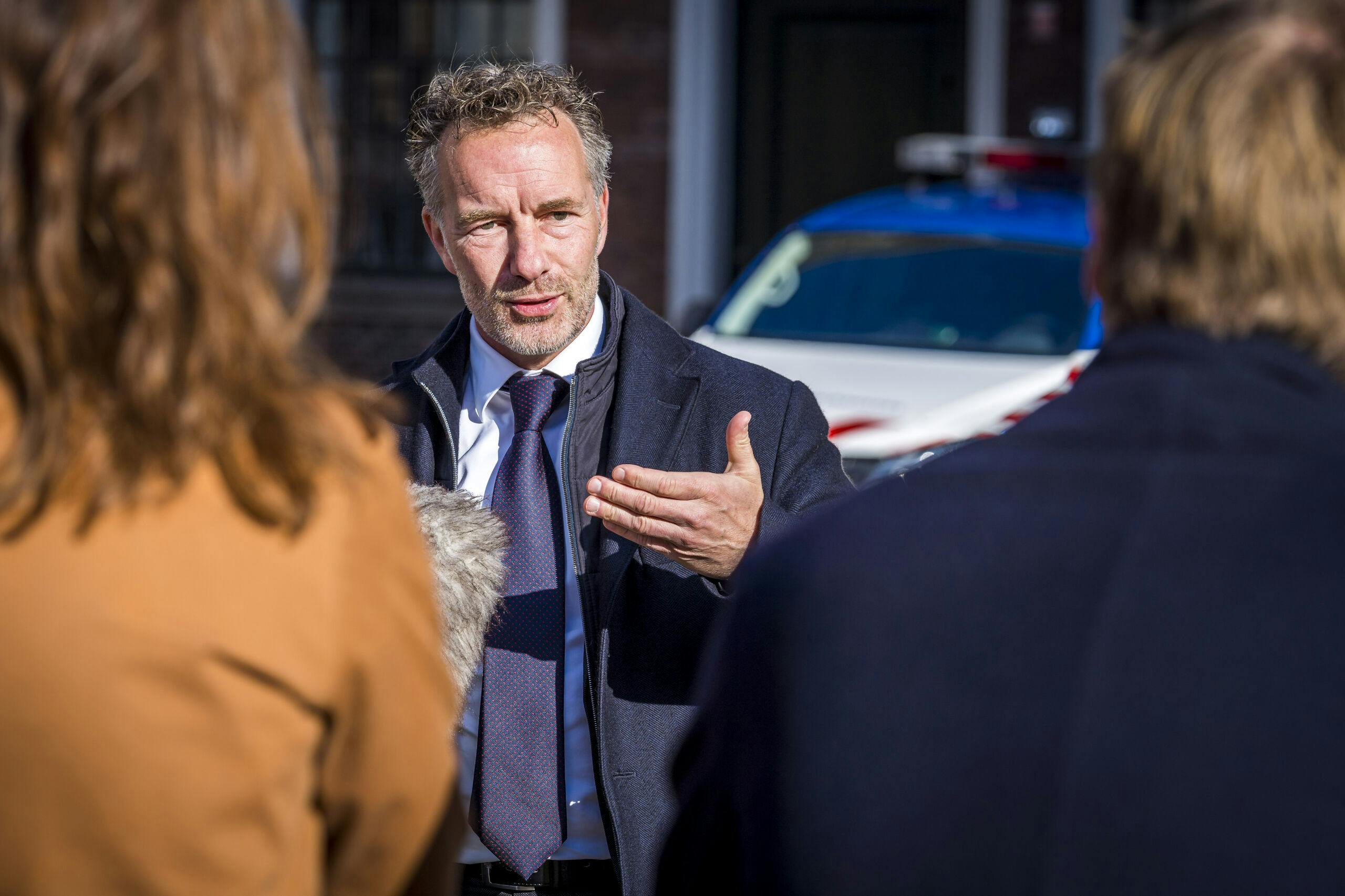 Alsof een @JuisteAntwoord zit te wachten op @WybrenvanHaga.