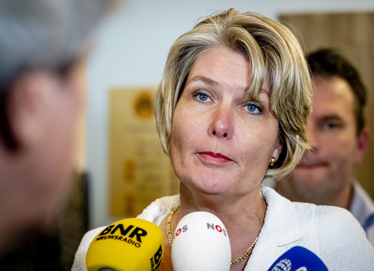Voorzitter Janneke Wijnia-Lemstra van de brancheorganisatie van grondverzetters, Cumela, staat de pers te woord na het crisisberaad over stikstof en PFAS. Het bedrijfsleven gaat een schadeclaim indienen tegen het kabinet, omdat grondverzetters een tijdlang niet konden werken door de maatregelen rond PFAS.