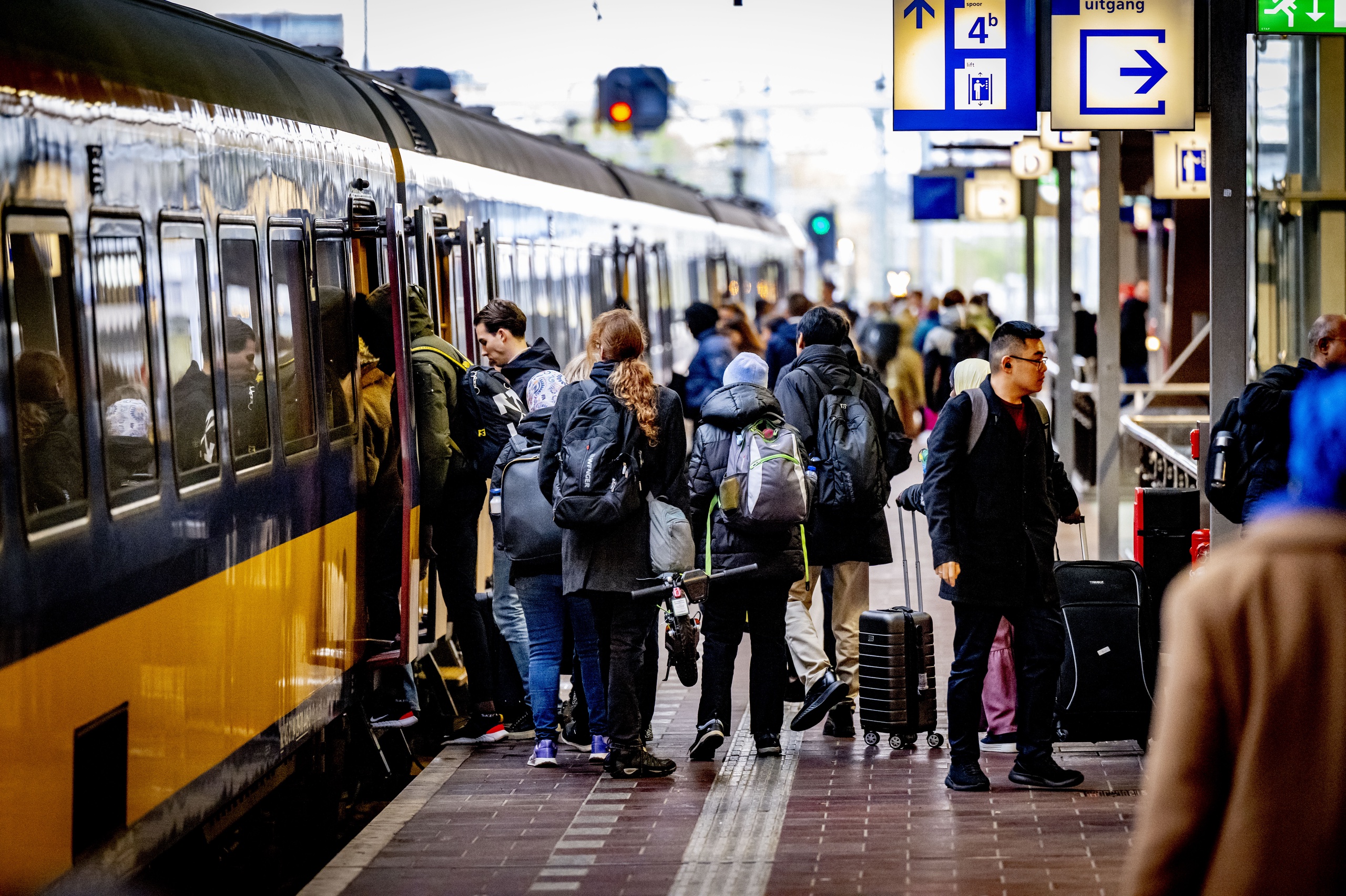 Volle treinen en een krappe arbeidsmarkt zorgen ervoor dat steeds meer werkgevers ervoor kiezen om hun personeel eersteklas te laten reizen. 