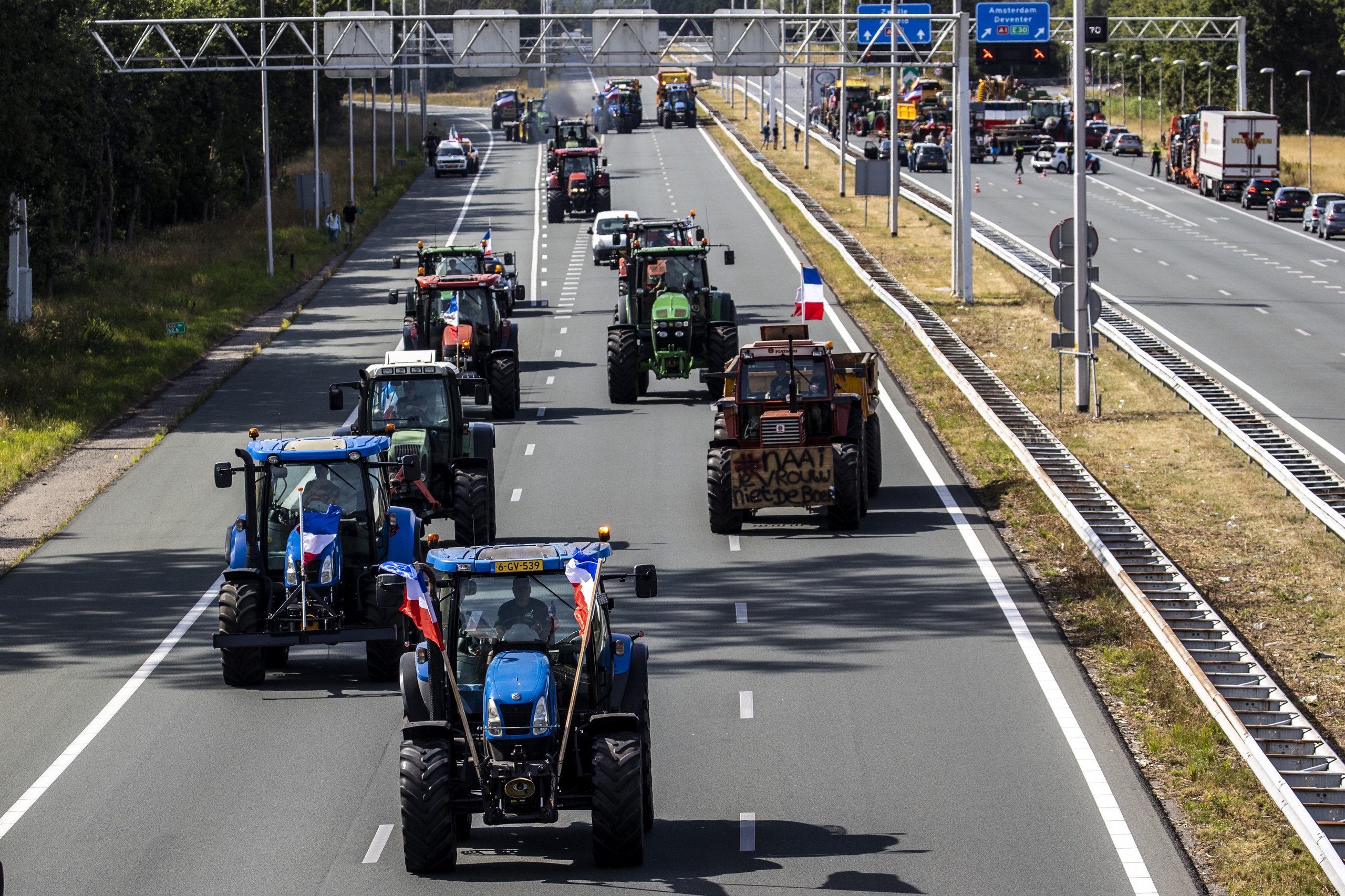 Actievoerende boeren heffen de urenlange blokkade op het verkeersknooppunt Azelo van de A35 en de A1 op.