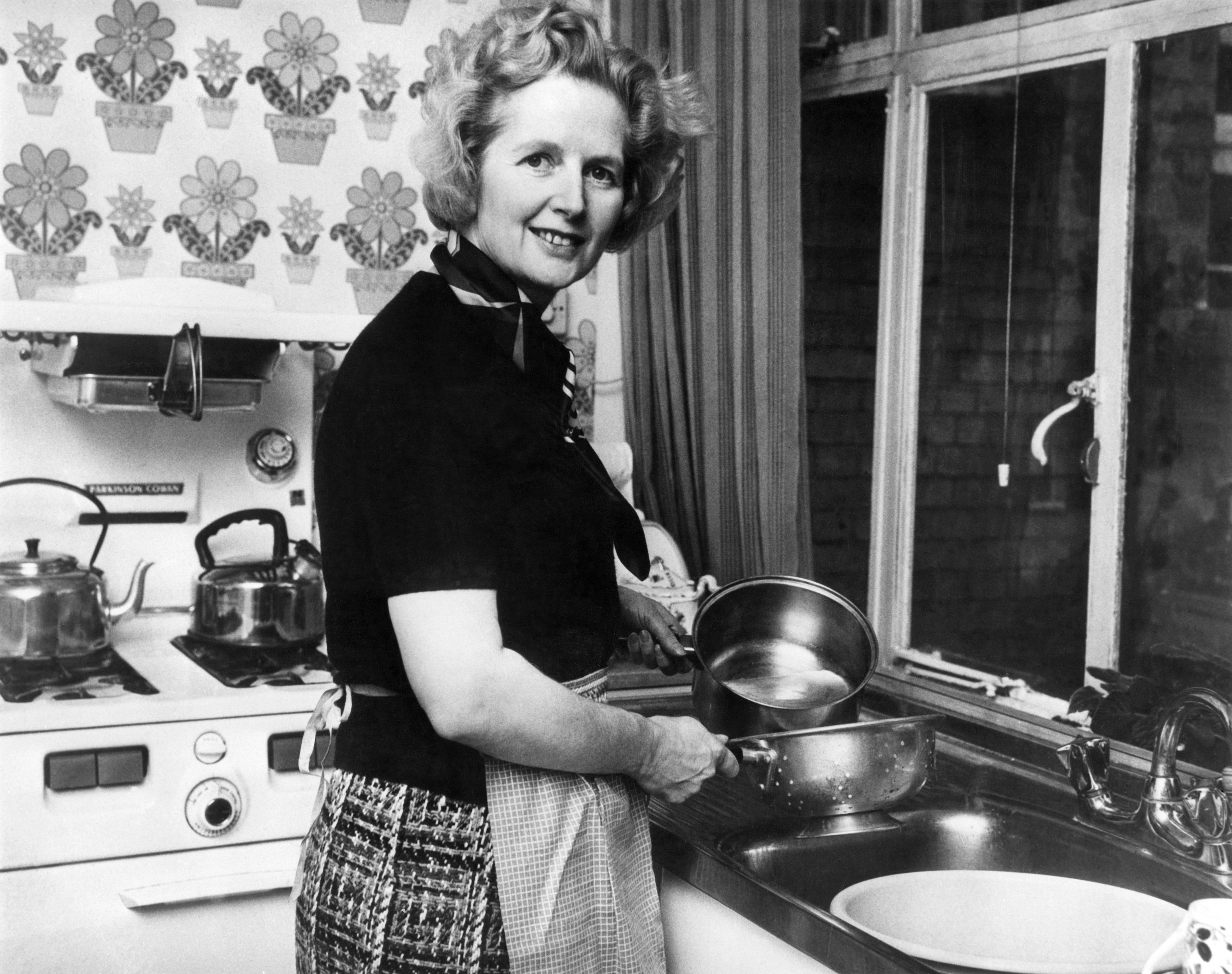 Margaret Thatcher in haar keuken in februari 1975, vlak nadat ze verkozen was tot de eerste vrouwelijke Britse premier.