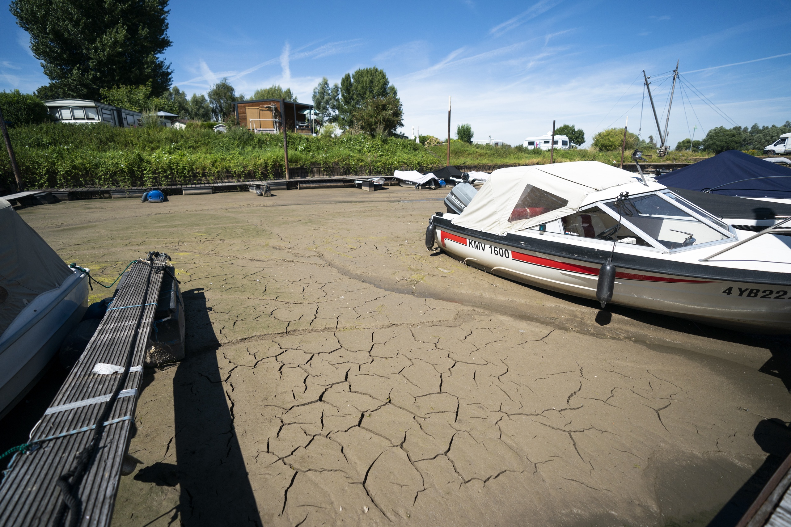 In de jachthaven van Beusichem liggen boten in de modder. De droogte veroorzaakt een lage waterstand en zorgt voor problemen in de Lek en veel andere rivieren.