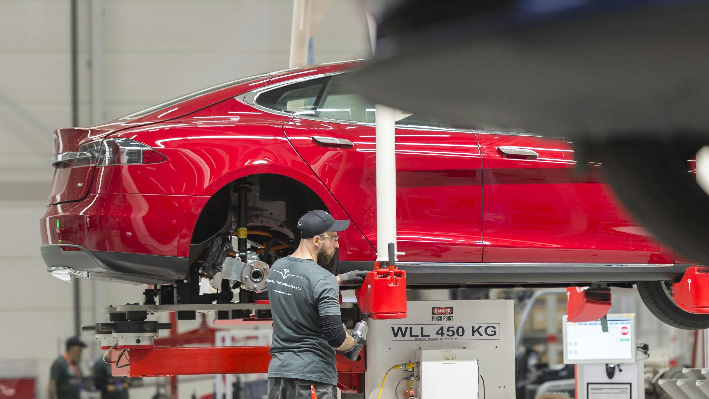 De assemblagefabriek van Tesla in Tilburg.