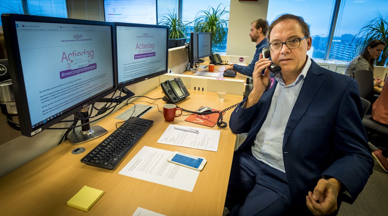 Oud-minister Ab Klink is te gast in het actiecentrum van Verpleegkundigen & Verzorgenden Nederland (V&VN) tijdens de actiedag voor meer armslag en minder administratieve druk in de zorg.