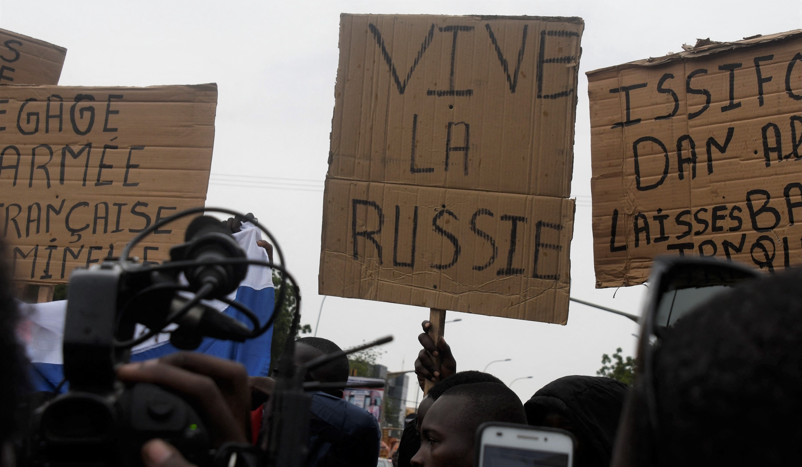 Protest tegen de Franse aanwezigheid in het Afrikaanse Niger. In de buurlanden Mali en Burkina Faso is de oud-kolonisator niet meer welkom. De lege plek in bed is ingenomen door het Russische huurlingenleger Wagner Group. 