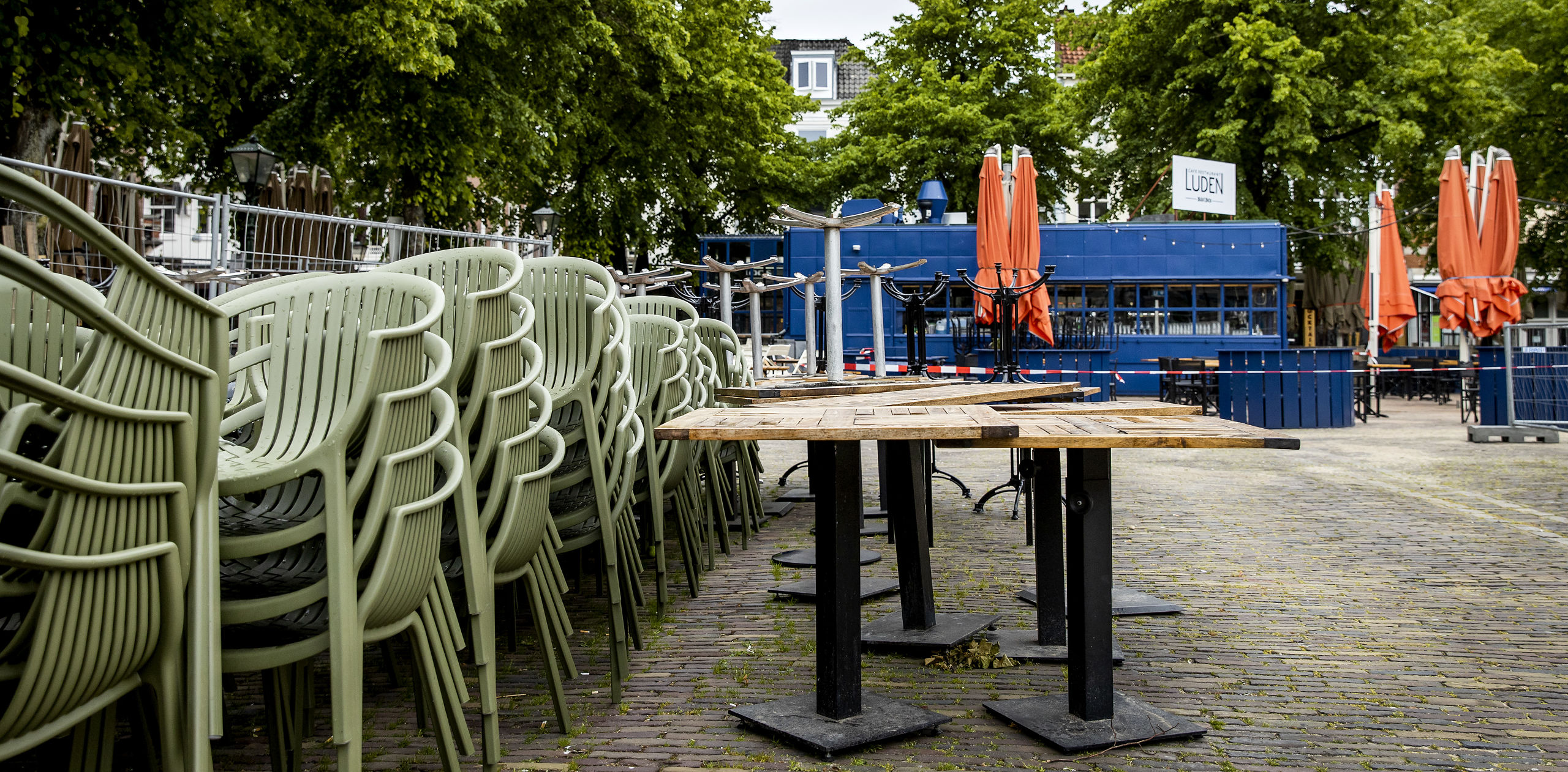 Het terras van een cafe aan het Plein.