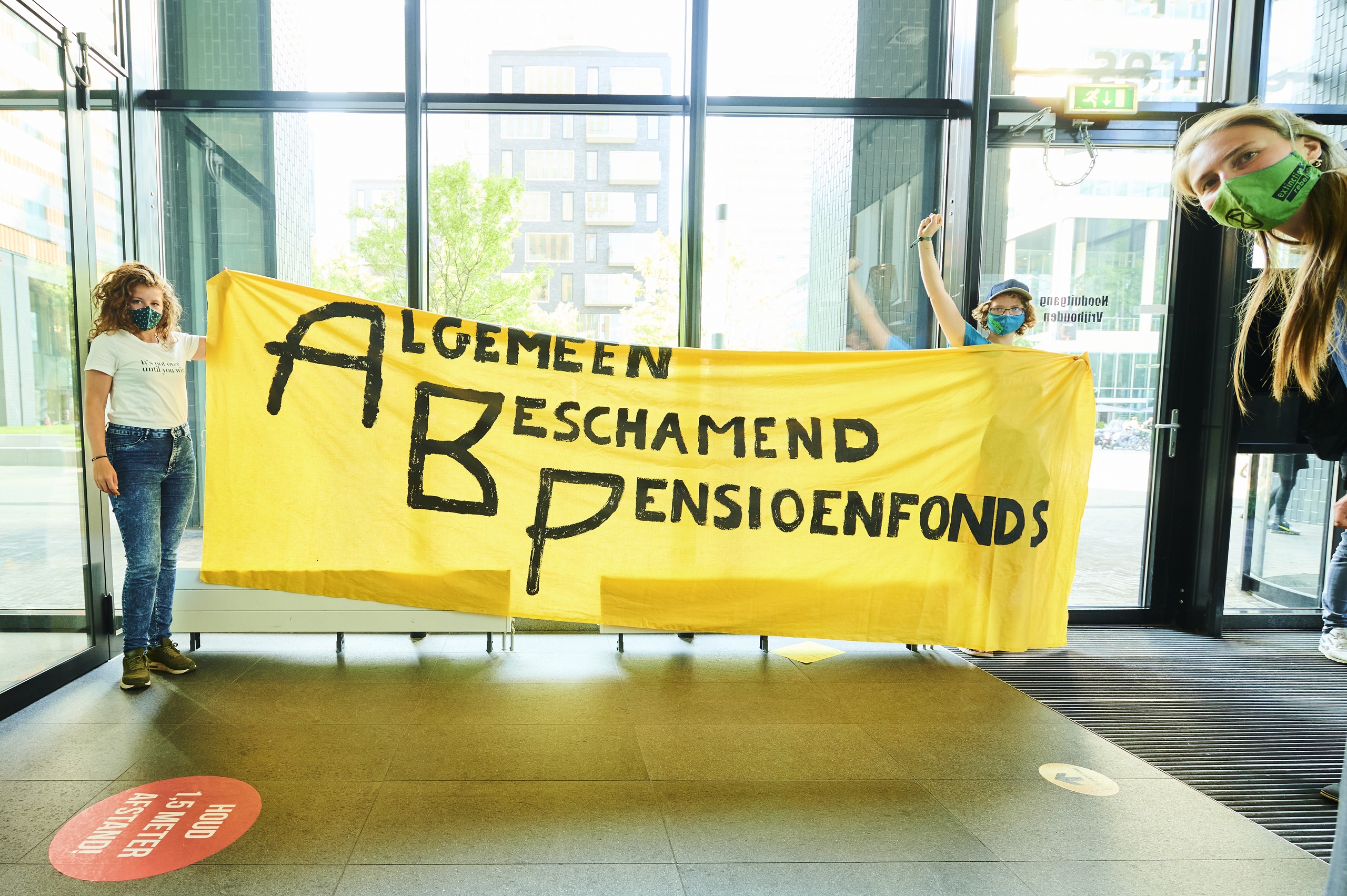 Extinction Rebellion is campaigning at Pensioenfonds ABP on the Amsterdam Zuidas.  The activists demanded that Pensioenfonds ABP stop investing in the oil, gas and coal companies. 