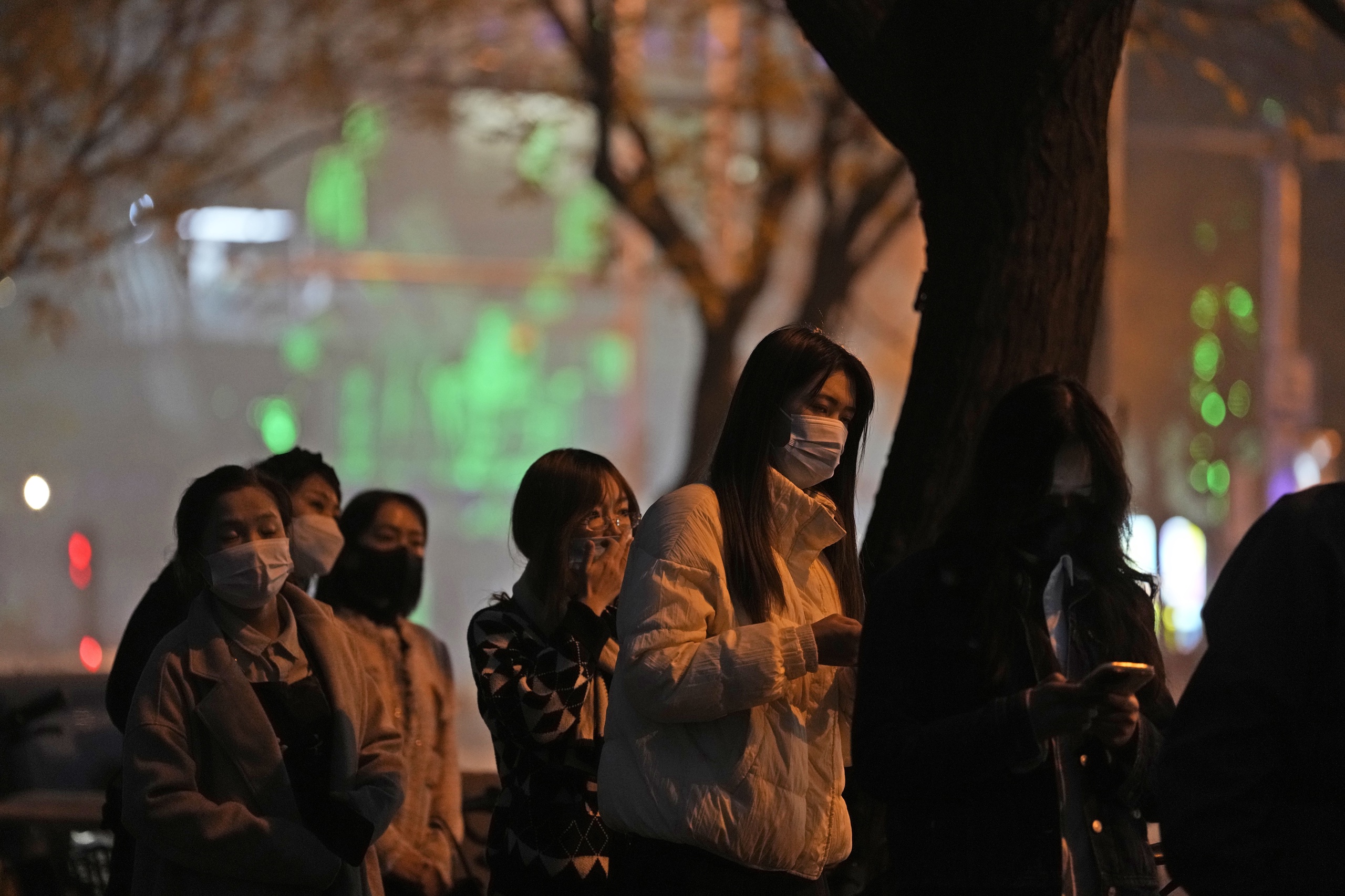 Inwoners van Beijing staan in de rij voor een coronatest. De opleving van het virus en de nieuwe golf van lockdowns doet China ernstig vrezen voor een economische dip.