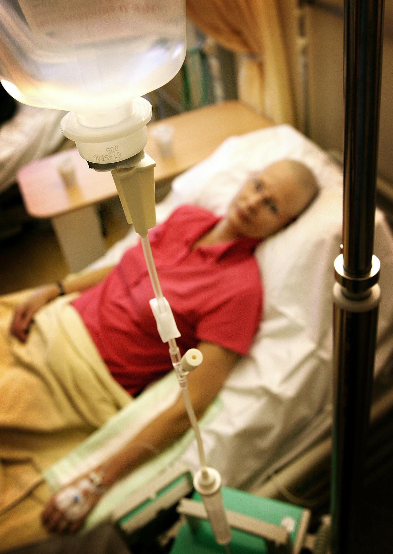 AMSTERDAM - Een patient krijgt cytostatica (chemotherapie) toegediend op de dagbehandeling van het Anthoni van Leeuwenhoek Ziekenhuis