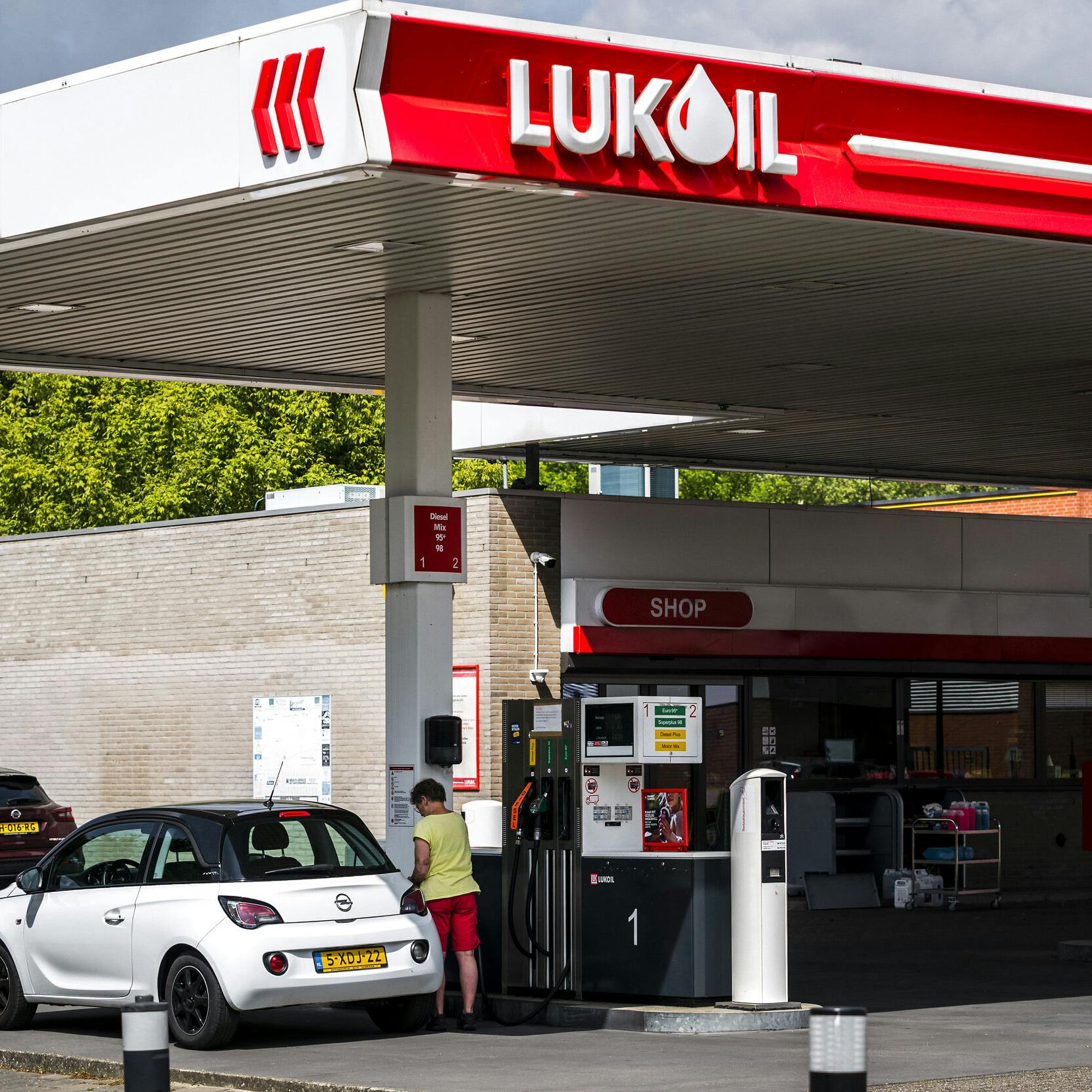 Lukoil koopt Russische tankstations en fabriek van Shell
