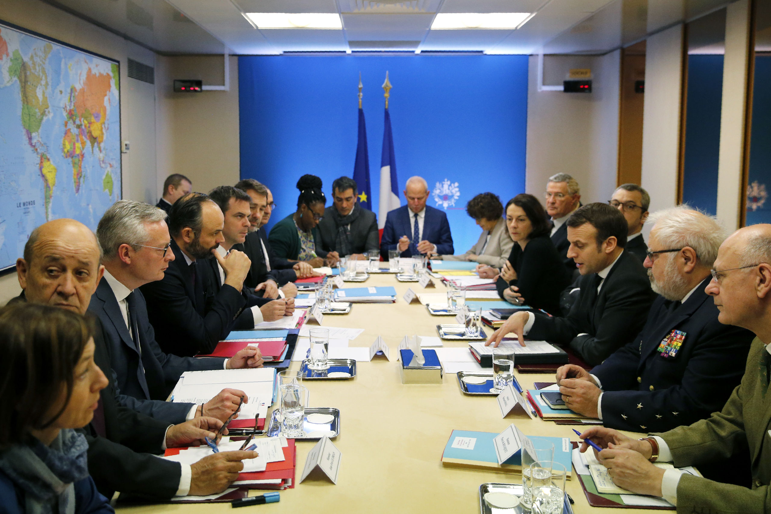 President Macron, ministers en topfunctionarissen bespreken de aanpak van het nieuwe coronavirus