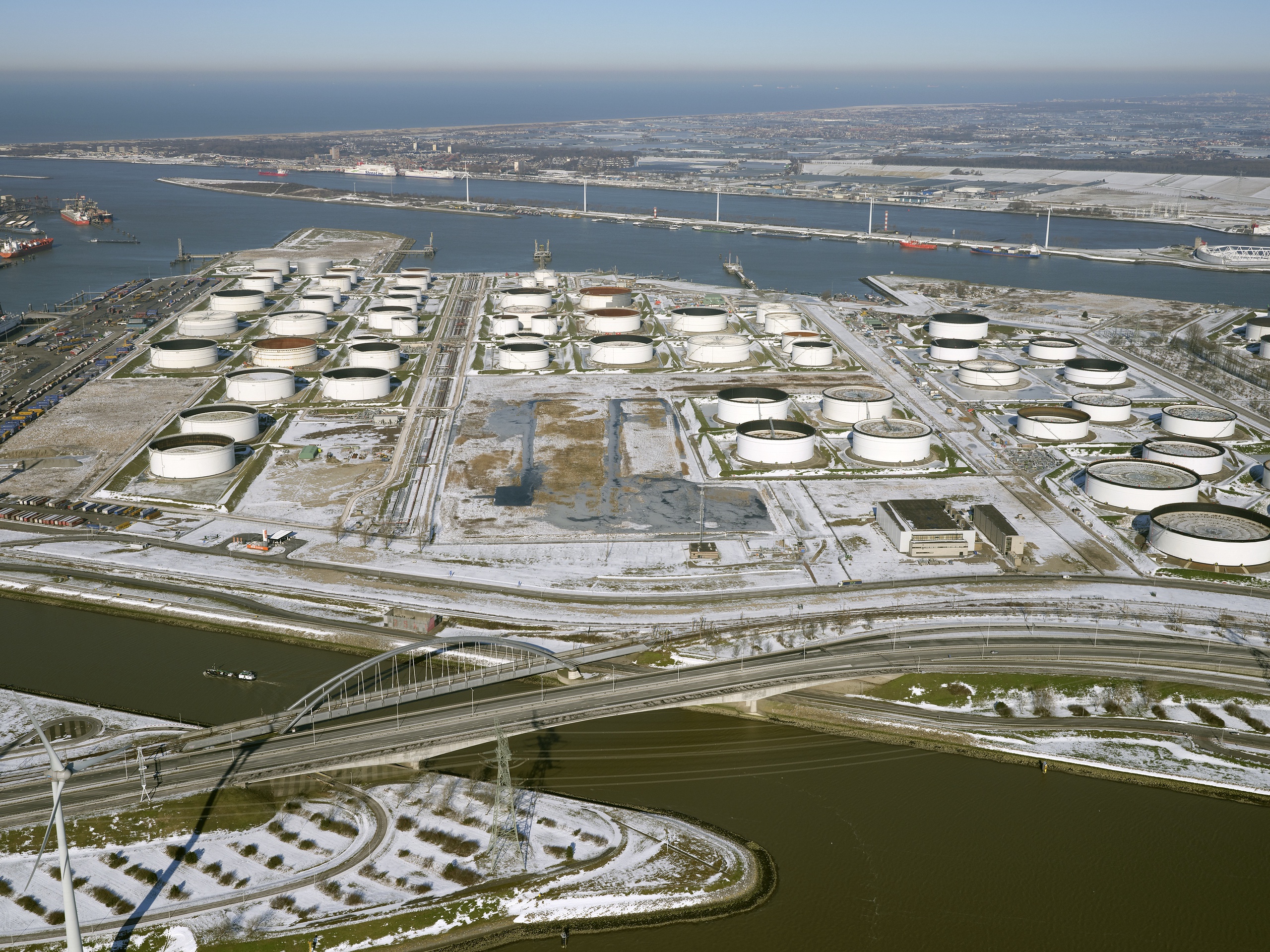 Luchtopname van de raffinaderij van Gunvor Petroleum Rotterdam (GPR) te Rotterdam Europoort. 