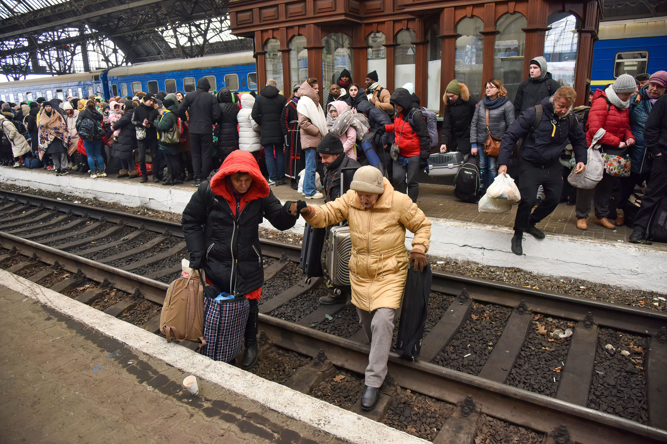 Vluchtelingen op het station van Lviv