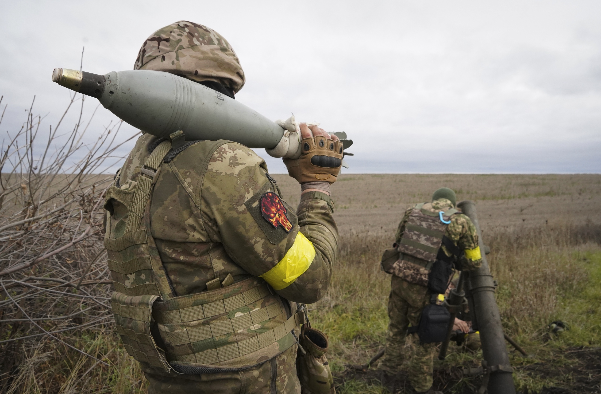Oekraïense Nationale Garde-soldaten bereiden zich voor om op Russische posities te schieten met een mortier bij Kharkiv