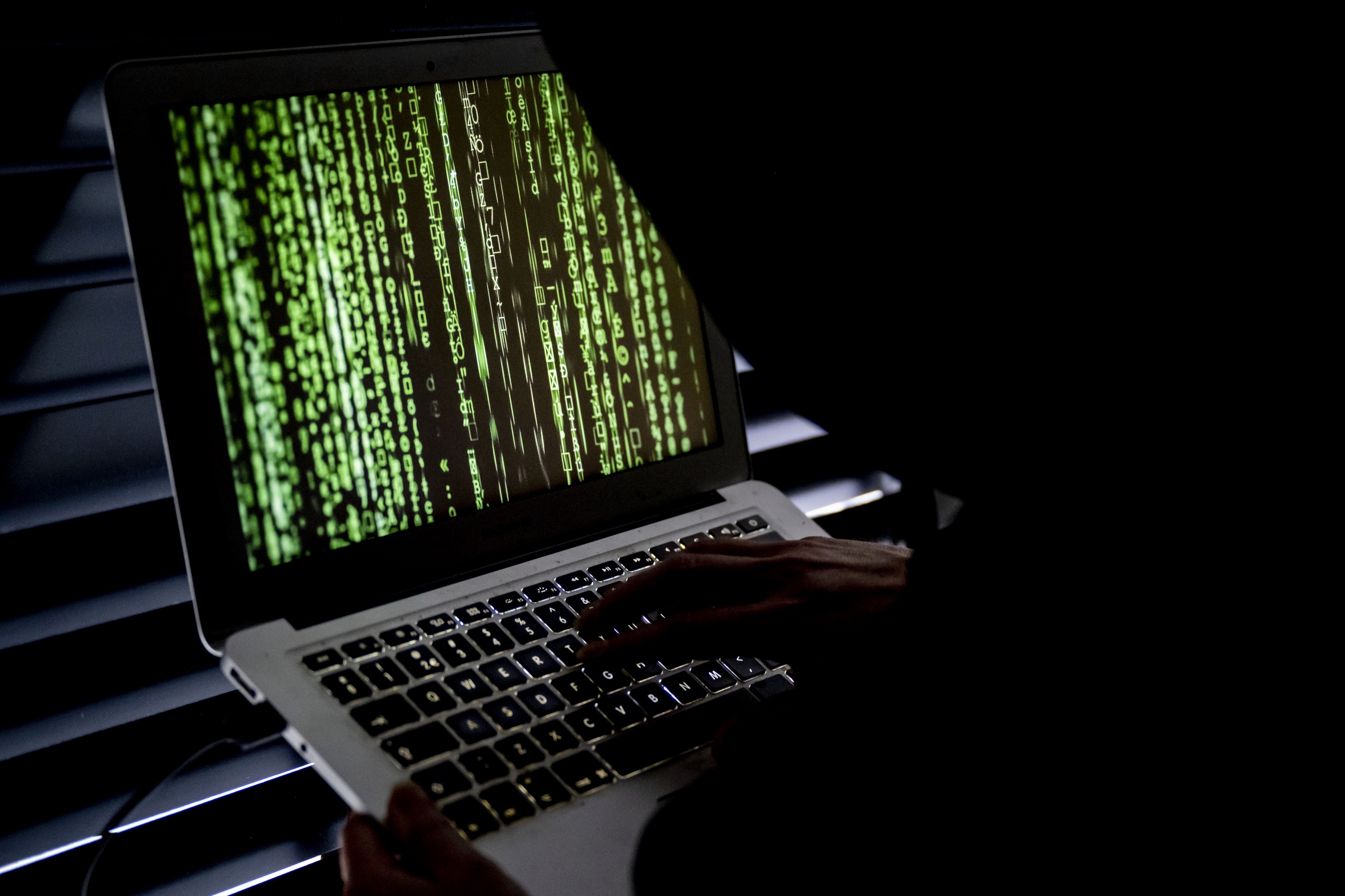 Een hacker op een laptop.