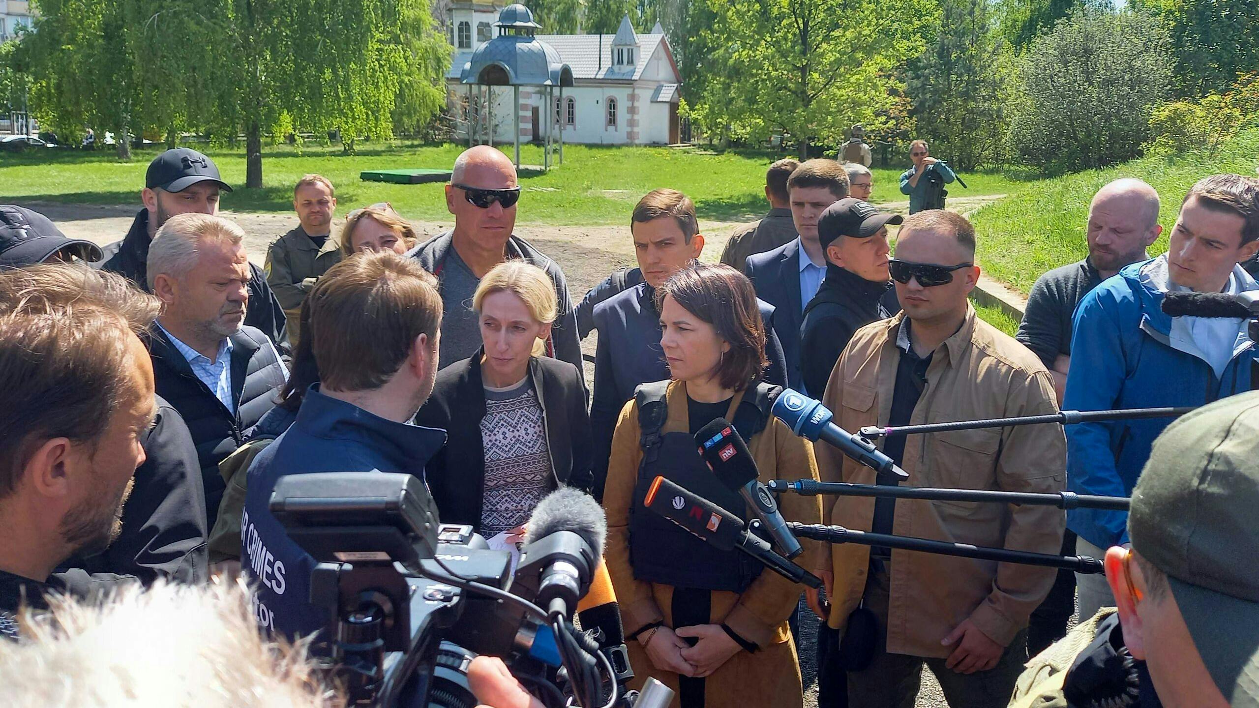 Buitenlandminister Annalena Baerbock (midden) in Boetsja