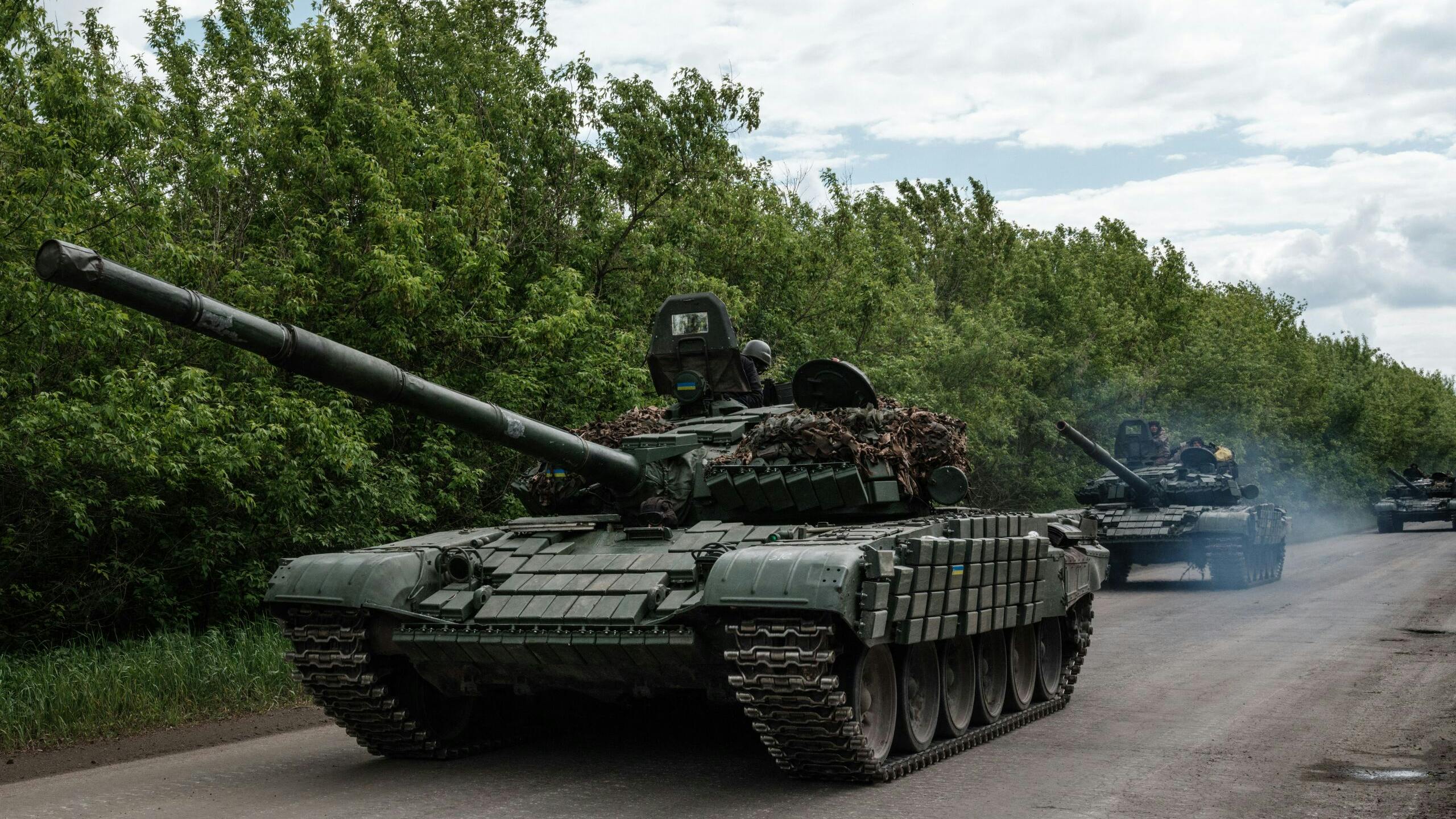 Oekraïense hoofdgevechtstanks in de buurt van Bakhmut, Oost-Oekraïne.