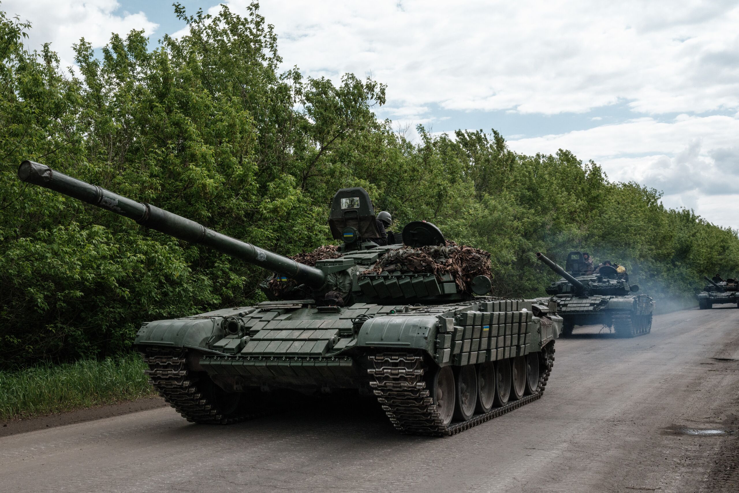 Oekraïense hoofdgevechtstanks in de buurt van Bakhmut, Oost-Oekraïne.