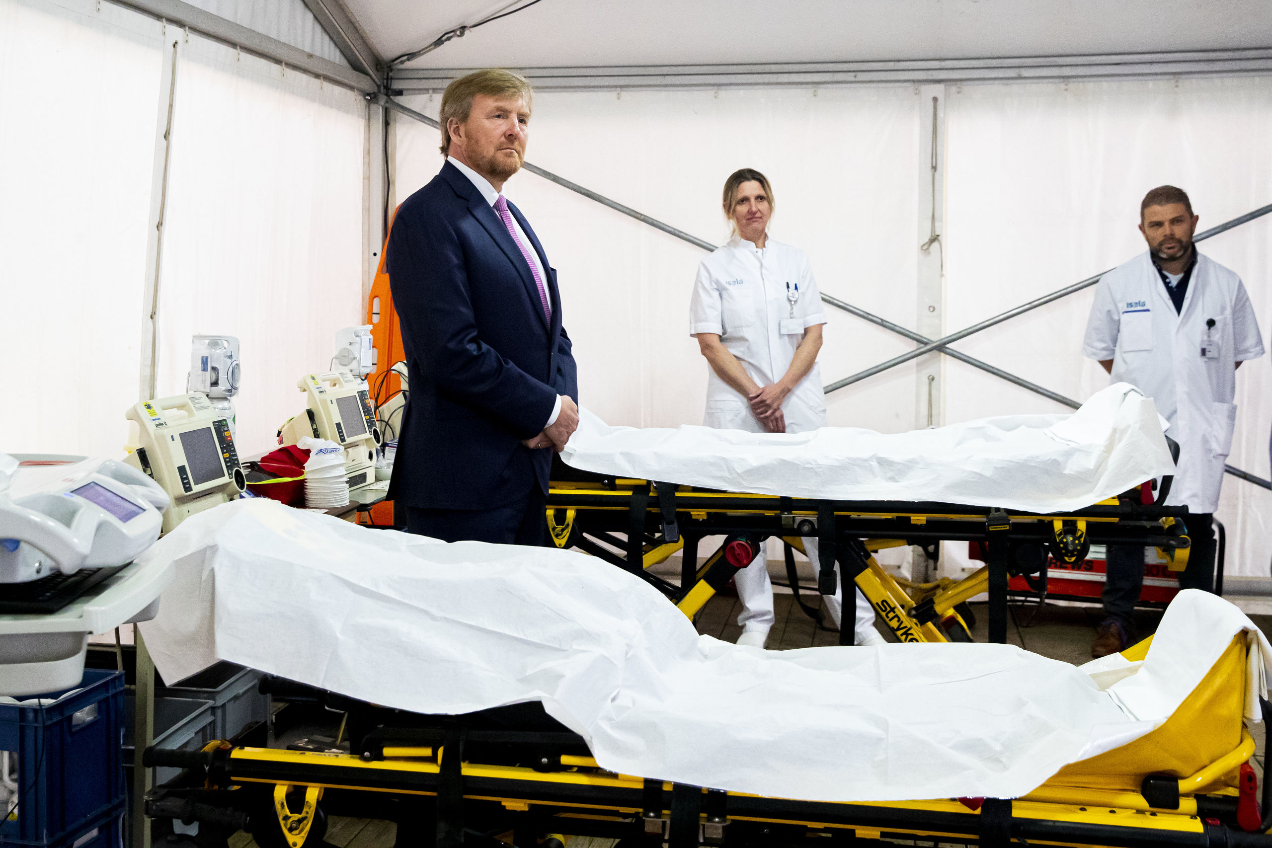 Koning Willem-Alexander bezocht vrijdag het Isala ziekenhuis in Zwolle. De koning laat zich informeren over de opvang en behandeling van patienten die besmet zijn met het coronavirus. 