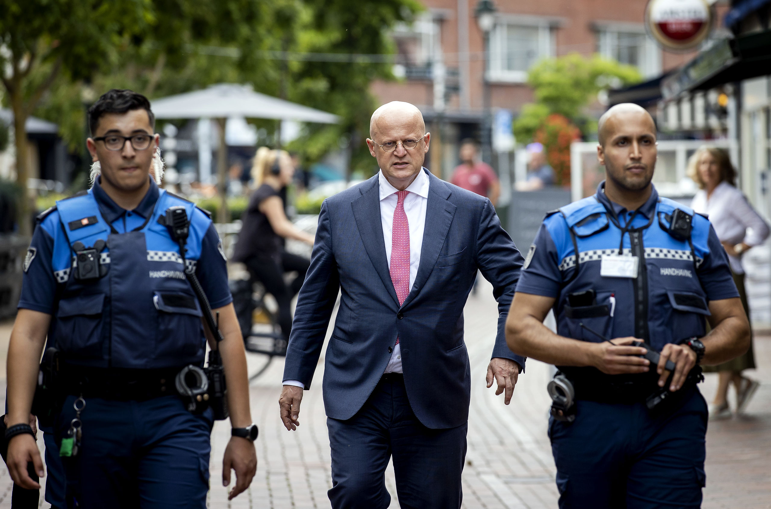 Minister Ferd Grapperhaus (Justitie en Veiligheid) tijdens een werkbezoek aan boa's in Hilversum. 