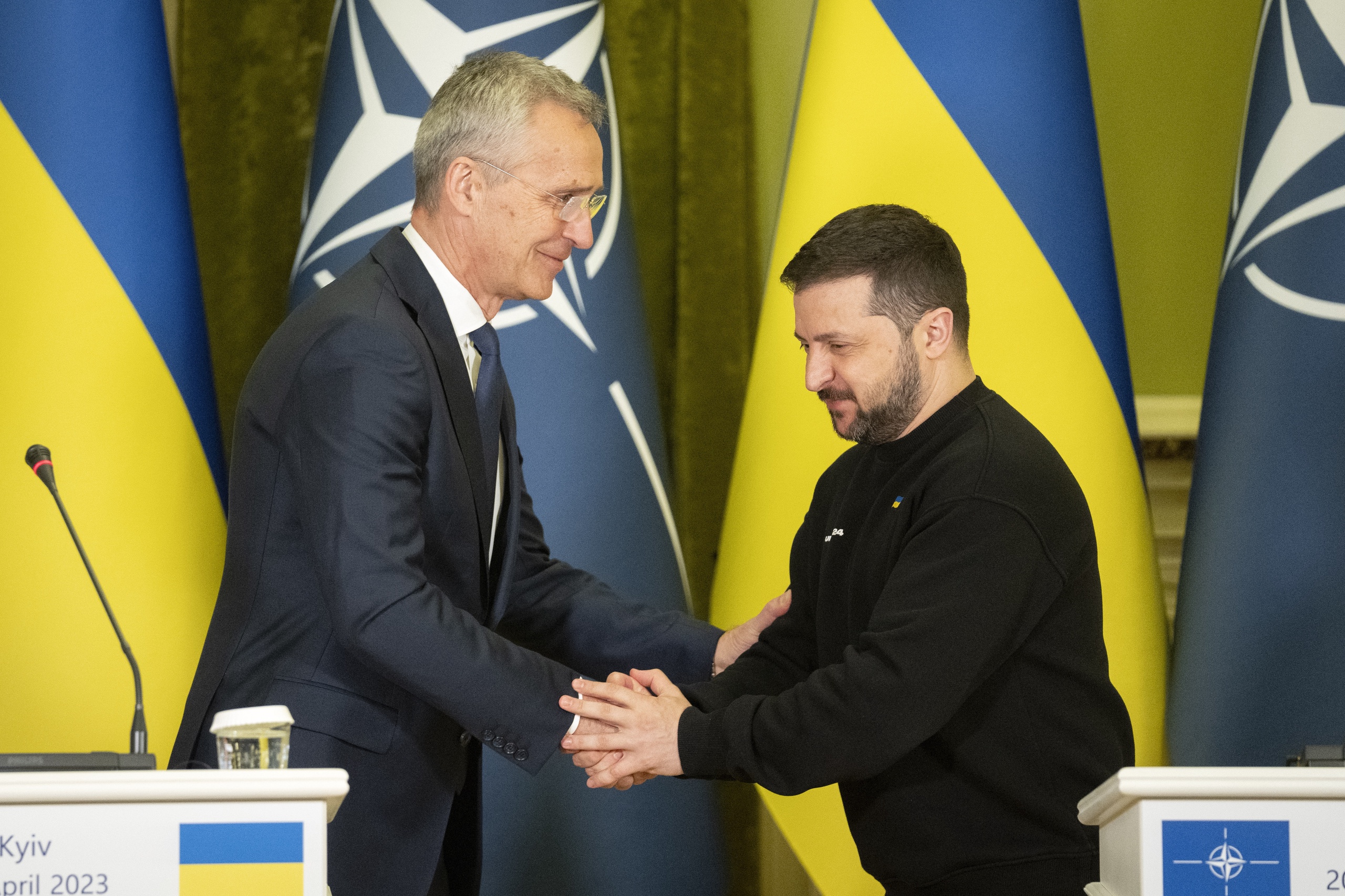 Oekraïne hoort een plek te krijgen in de NAVO, zegt secretaris-generaal van de NAVO Jens Stoltenberg tijdens zijn bezoek aan Kiev. Tijdens de top van de westerse alliantie aanstaande juli in het Litouwse Vilnius zal een mogelijk lidmaatschap 'hoog op de agenda staan', stelde Stoltenberg ook. 