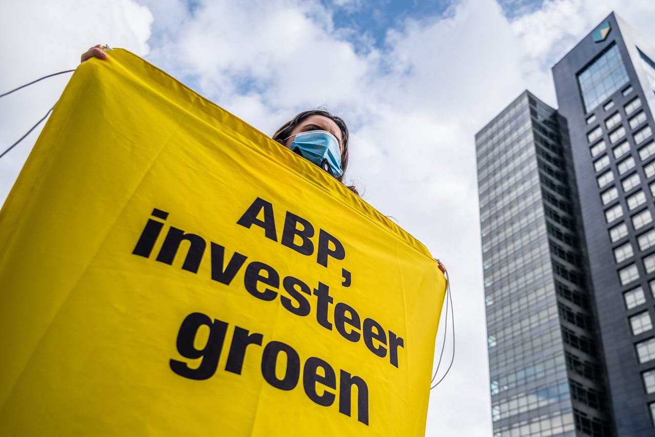 Greenpeace, Extinction Rebellion, Fossielvrij NL en andere klimaatgroepen voeren vandaag actie om ABP op te roepen om investeringen in Shell terug te trekken