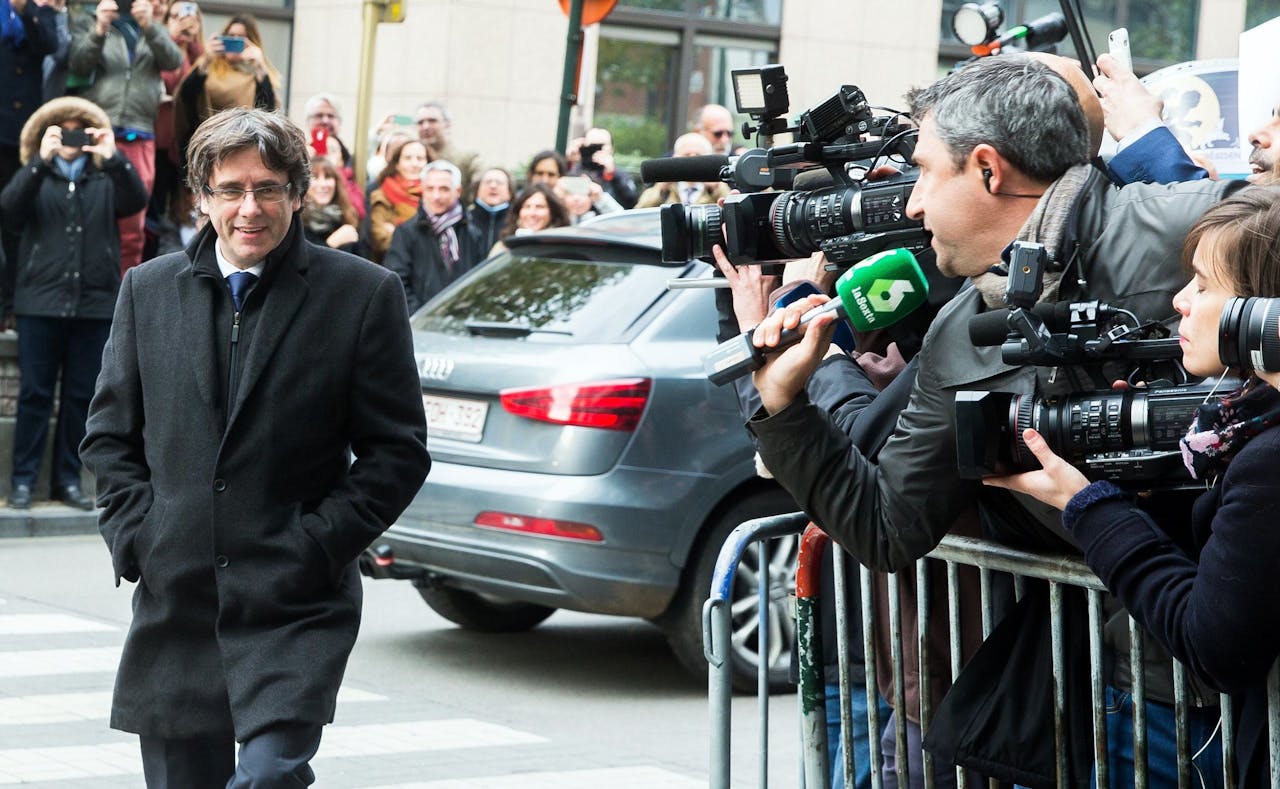 Puigdemont komt aan bij de Press Club in Brussel.