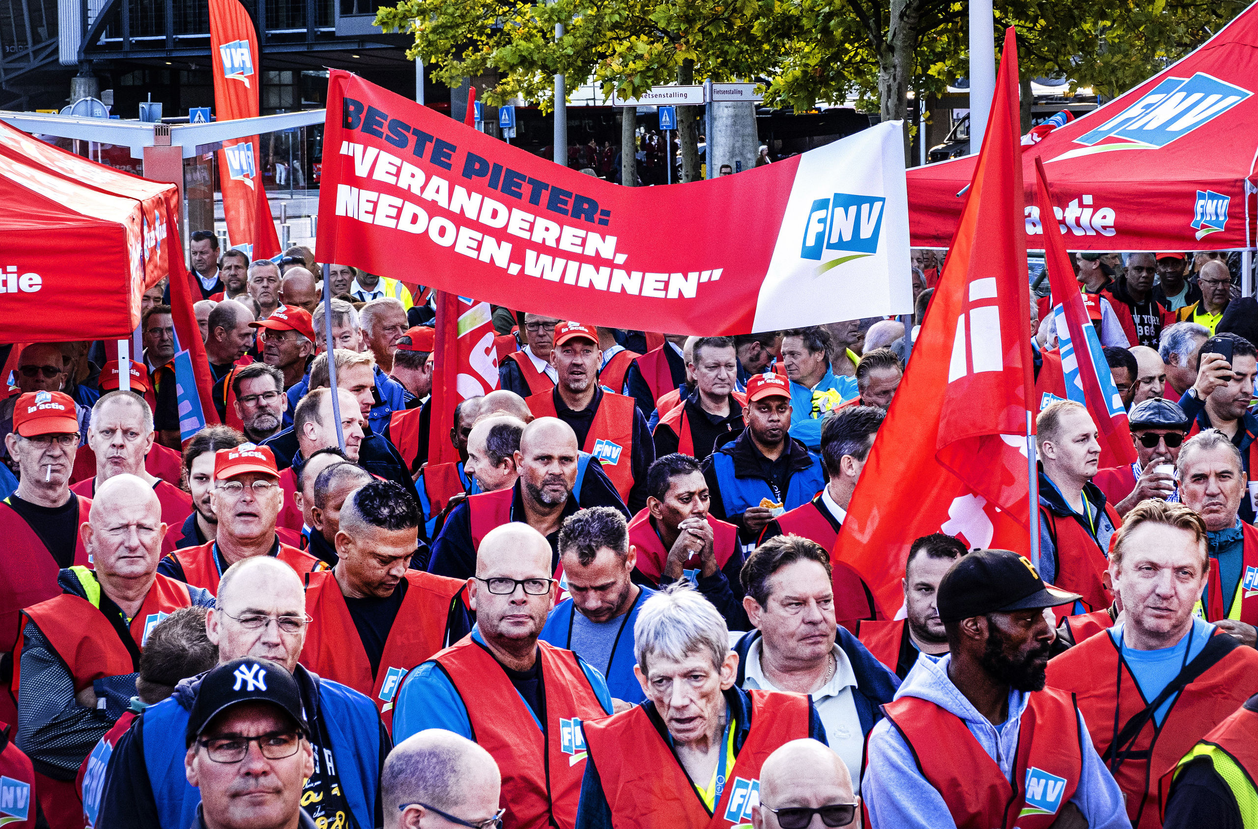 Grondpersoneel van luchtvaartmaatschappij KLM legt het werk voor korte tijd neer. De medewerkers eisen namens vakbond FNV beter loon, meer medewerkers in vaste dienst en betere rooster.