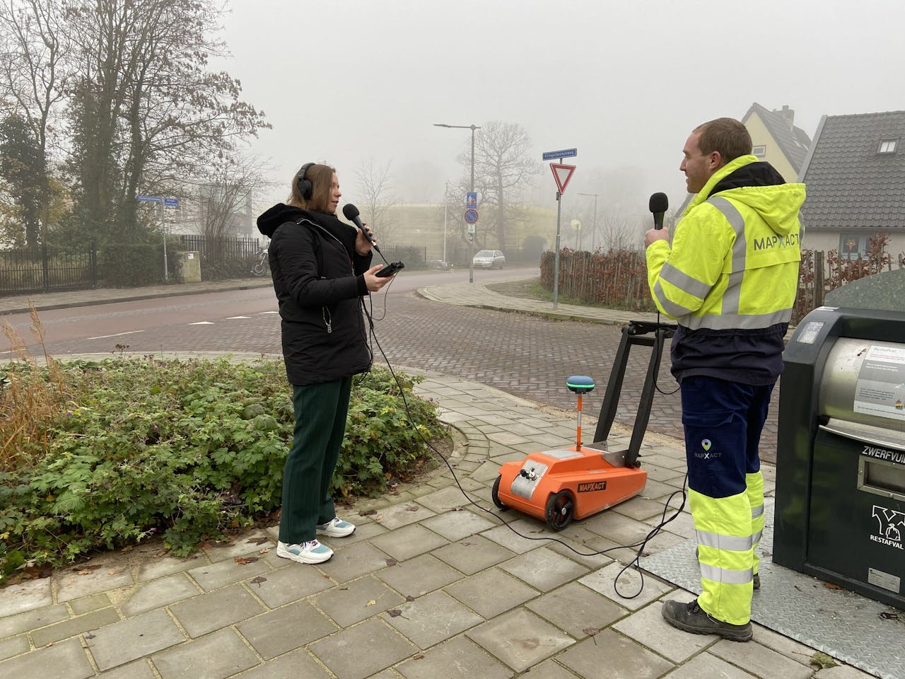 Grondspecialist Jan Dirk Bruinsma, laat verslaggeefster Paulien Sewuster zien hoe de grondradar werkt.