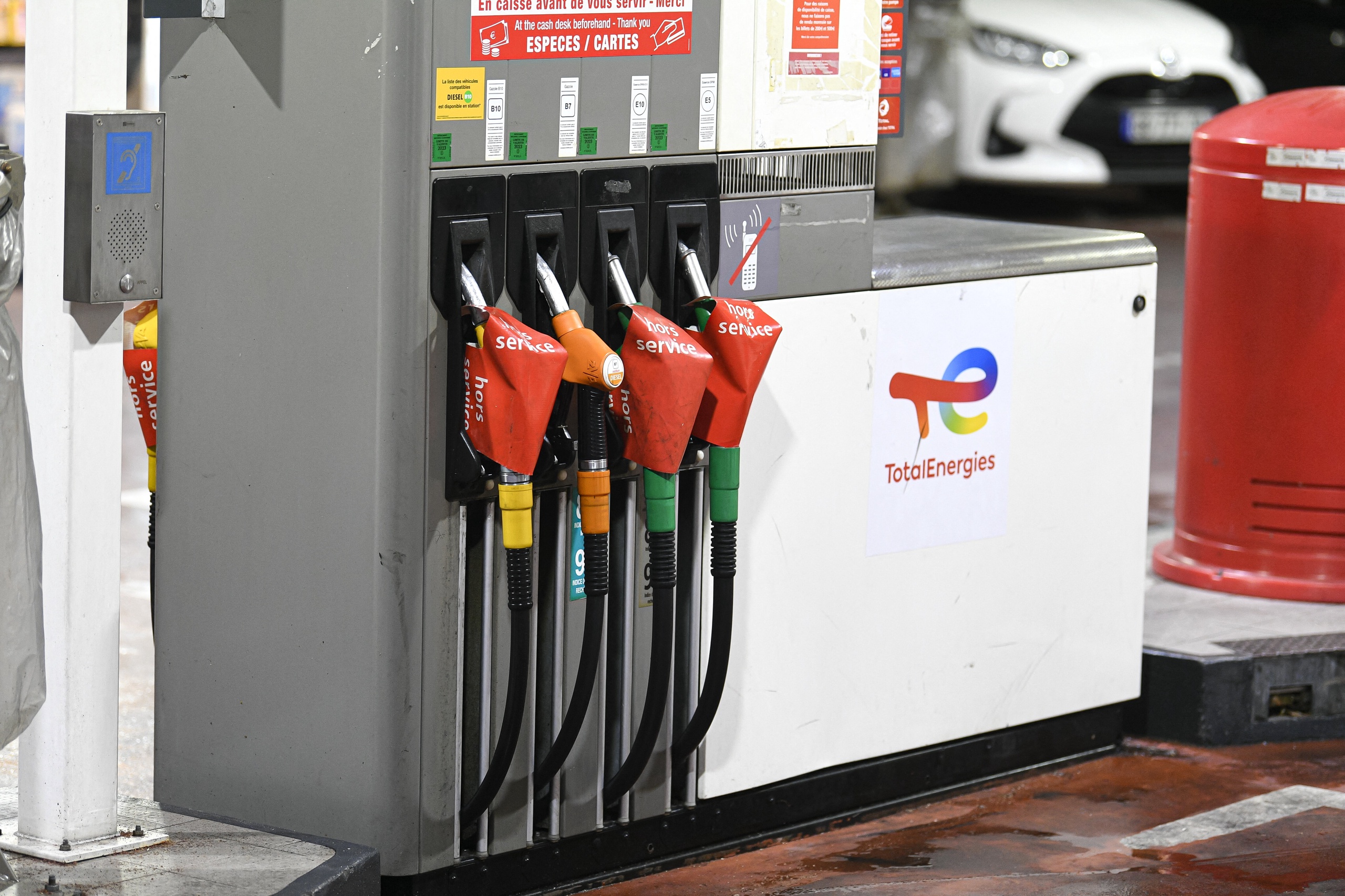 De prijs voor benzine en diesel is sinds vrijdag weer onder de 2 euro per liter gezakt. Volgens consumentencollectief UnitedConsumers is de gemiddelde landelijke adviesprijs voor een liter Euro95 nu 1,997 euro. Voor een liter diesel moet 1,988 euro worden betaald. 