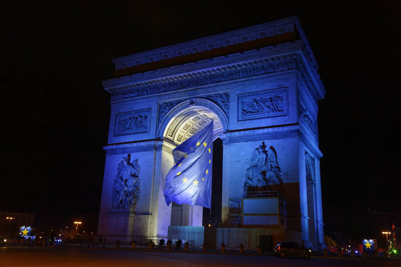 Op 1 januari werd voor één dag de Europese vlag opgehangen bij de Arc de Triomphe in Parijs om het begin van het Franse voorzitterschap te vieren.