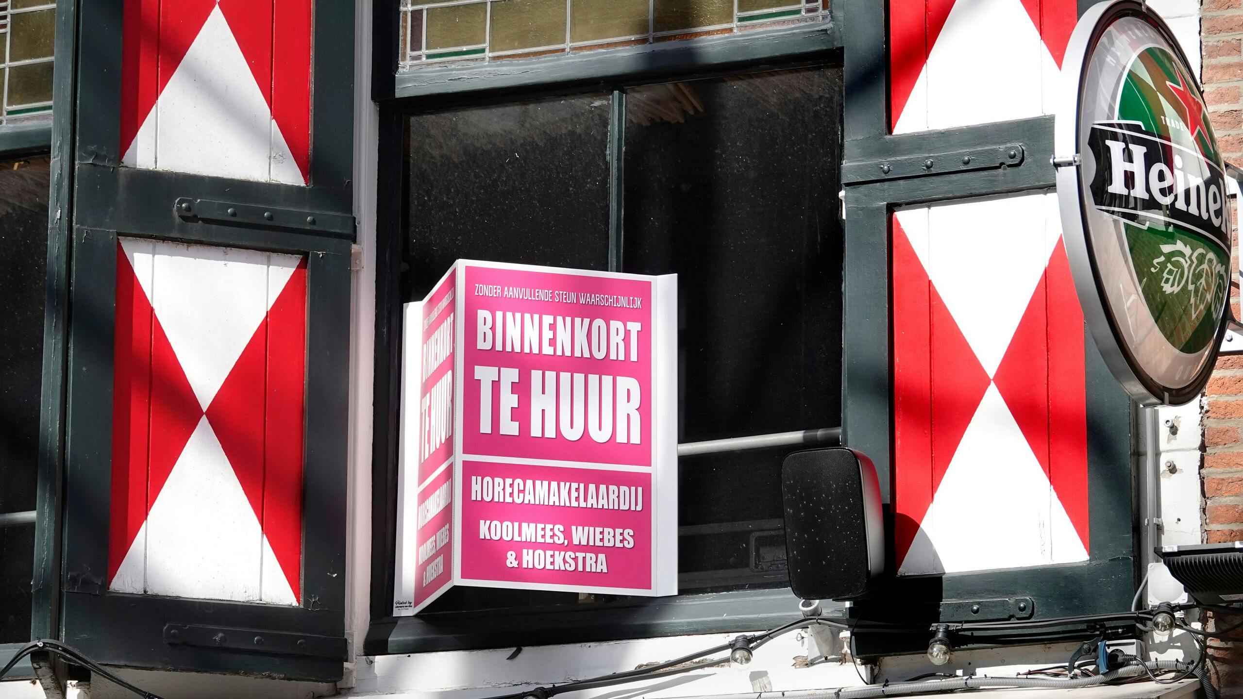 Nederland Den Haag -  maart 2021. Horeca met protestbord. Binnenkort te Huur. Foto Berlinda van Dam / ANP / HH