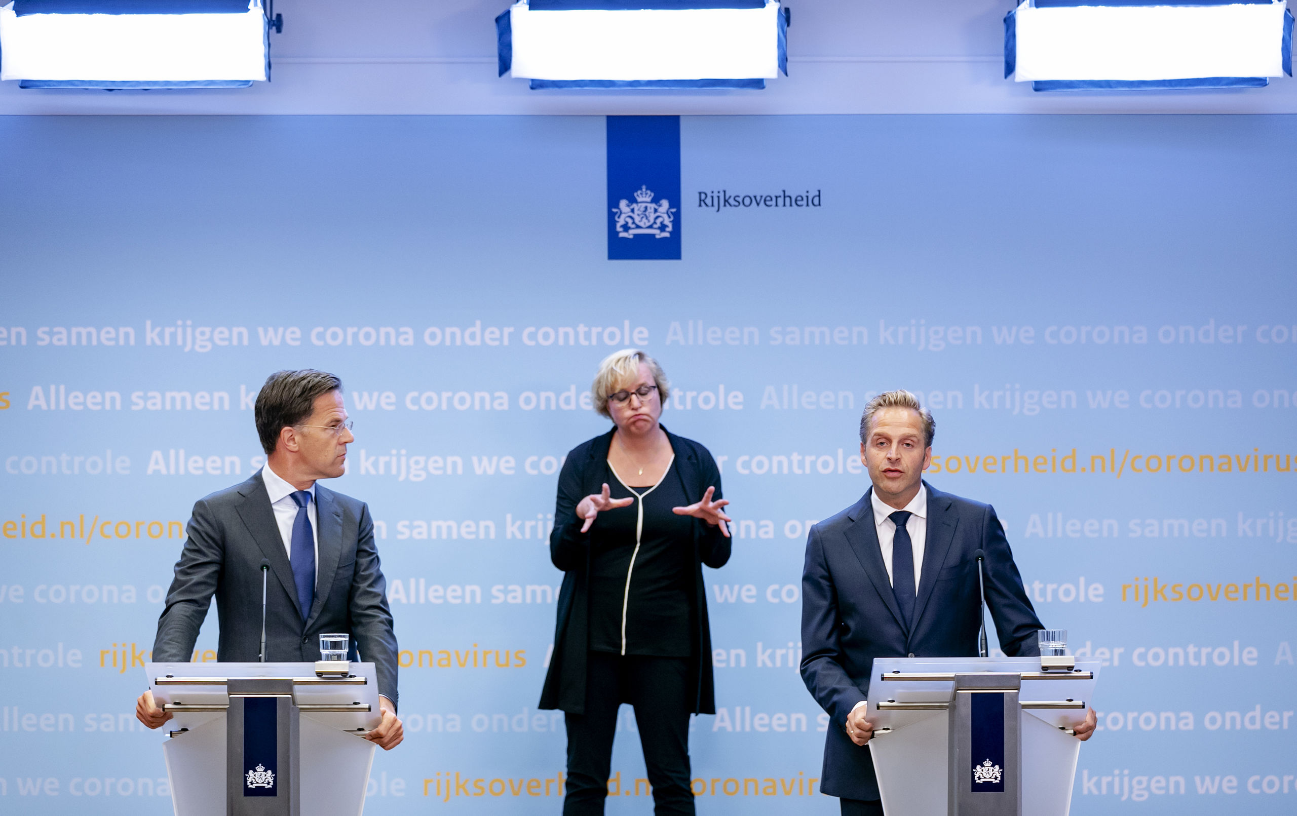 Premier Mark Rutte (L) en minister Hugo de Jonge van Volksgezondheid, Welzijn en Sport tijdens een persconferentie over de huidige stand van zaken omtrent corona in Nederland.