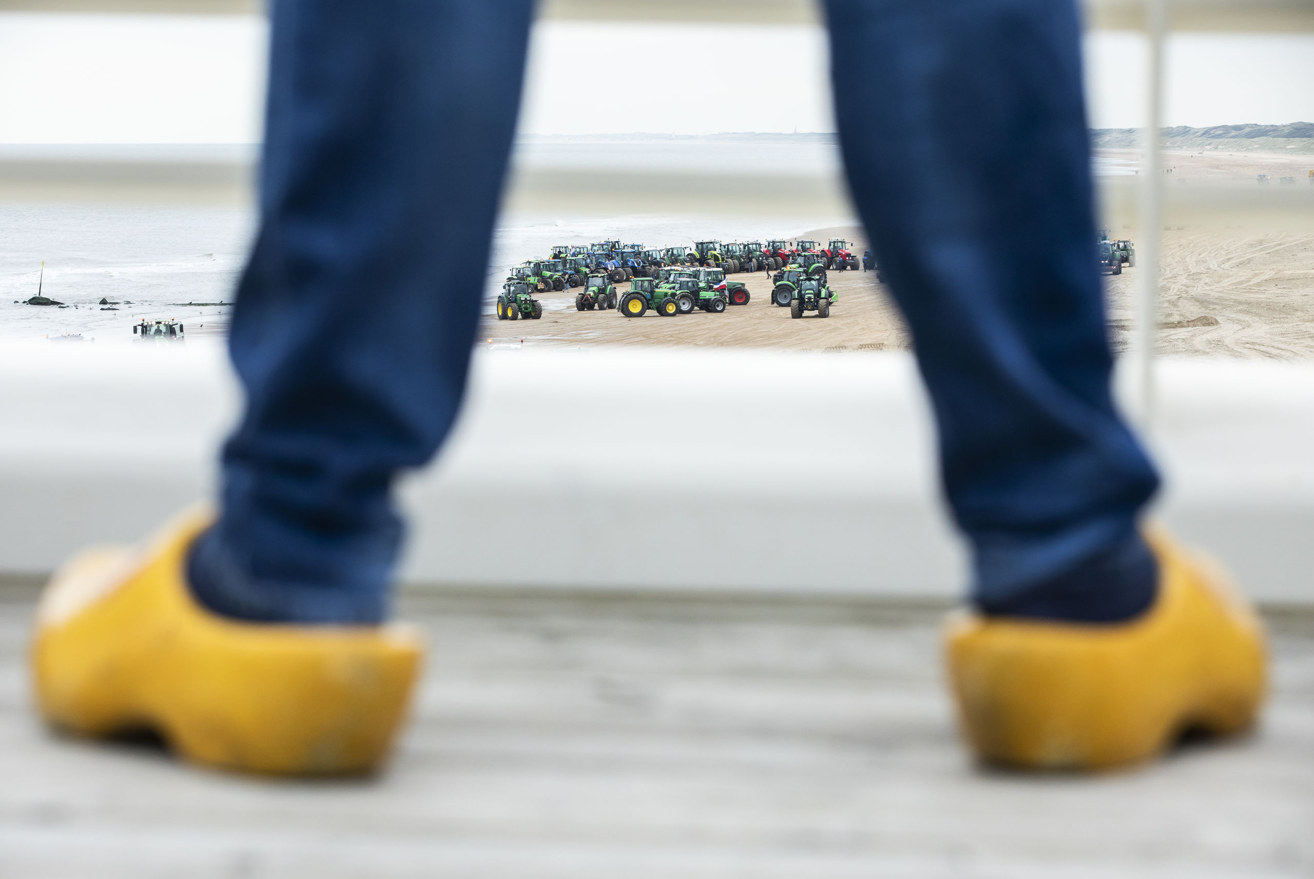 Boeren gaan weer via strand van Scheveningen naar Den Haag.