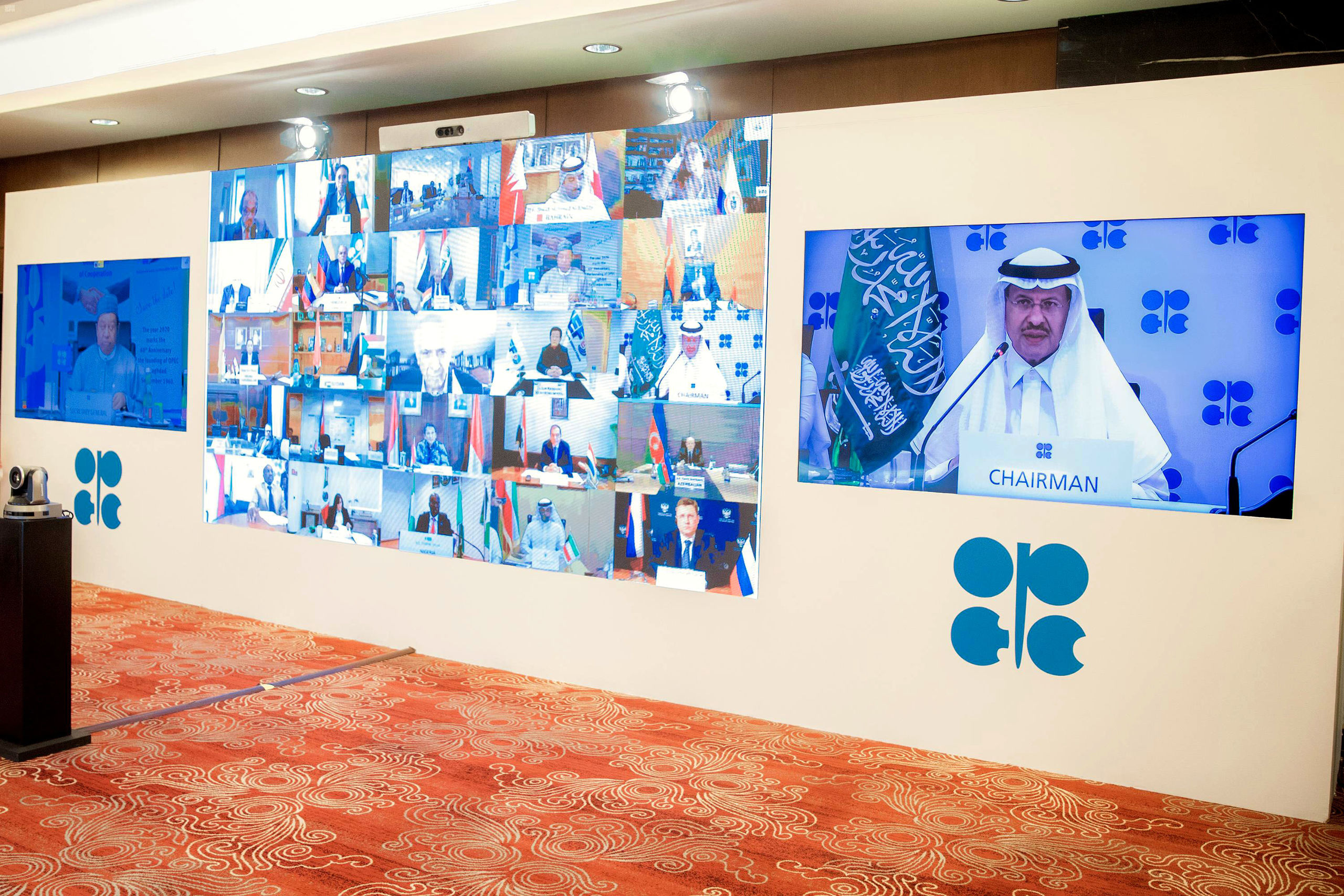 De Saoedische minister van Energie Abdulaziz bin Salman al-Saud tijdens de videoconferentie van de OPEC