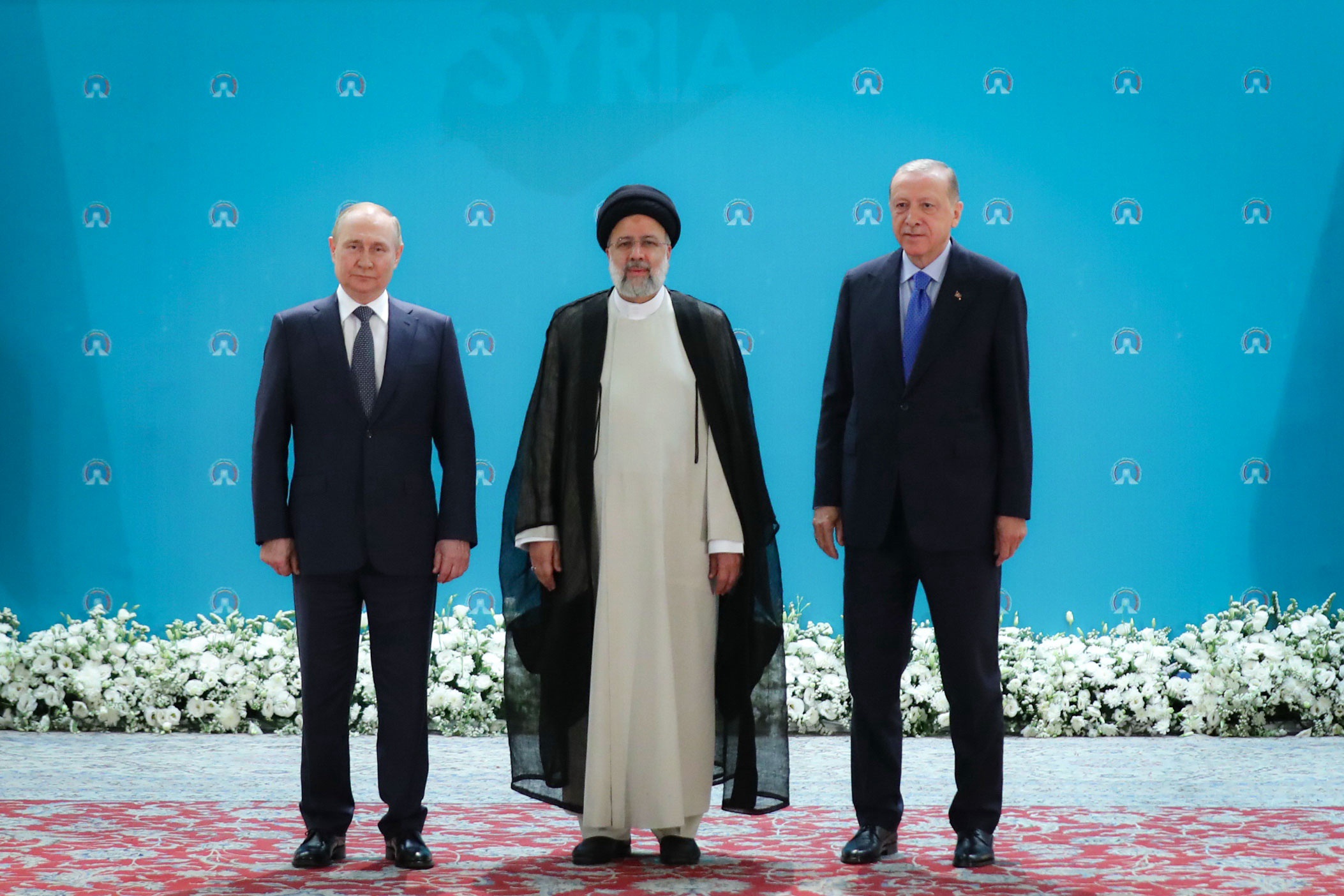 Van links naar rechts: Russische president Vladimir Poetin, Iran's president Ebrahim Raisi en de Turkse president Recep Tayyip Erdogan