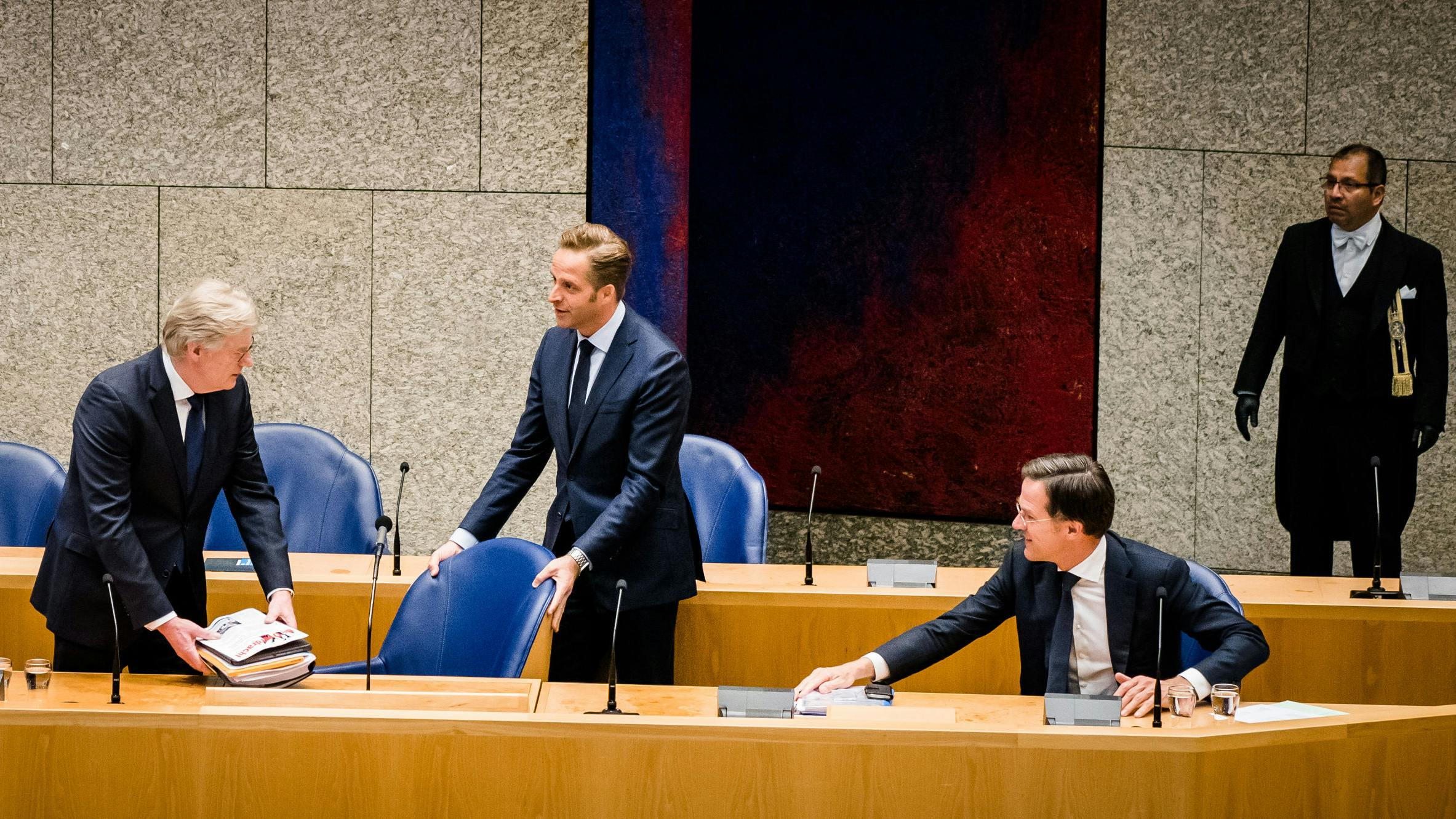 Minister Van Rijn, minister De Jonge en premier Rutte tijdens een debat in de Tweede Kamer over de ontwikkelingen rondom het coronavirus. 