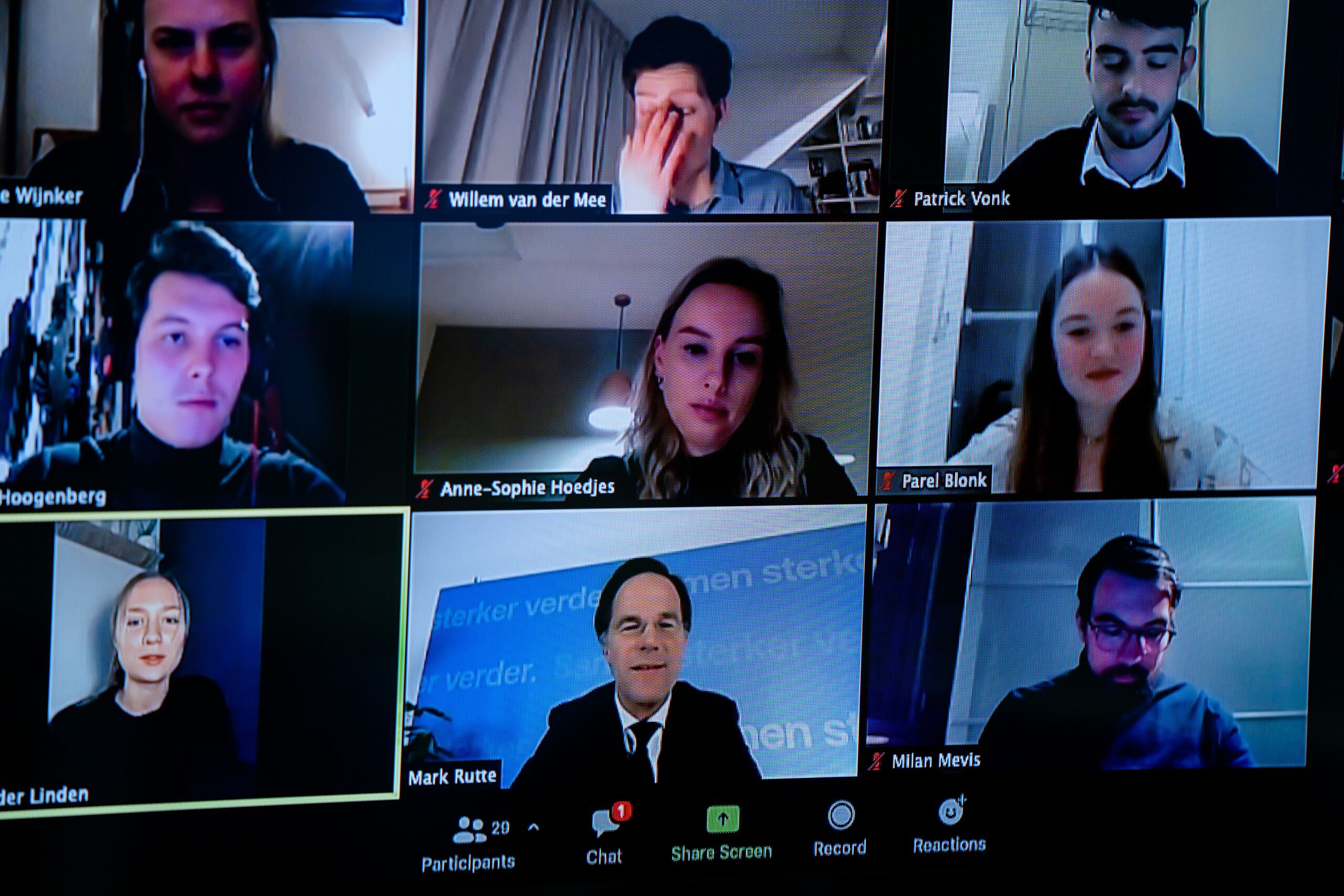 Demissionair premier Mark Rutte tijdens een online gesprek met studenten