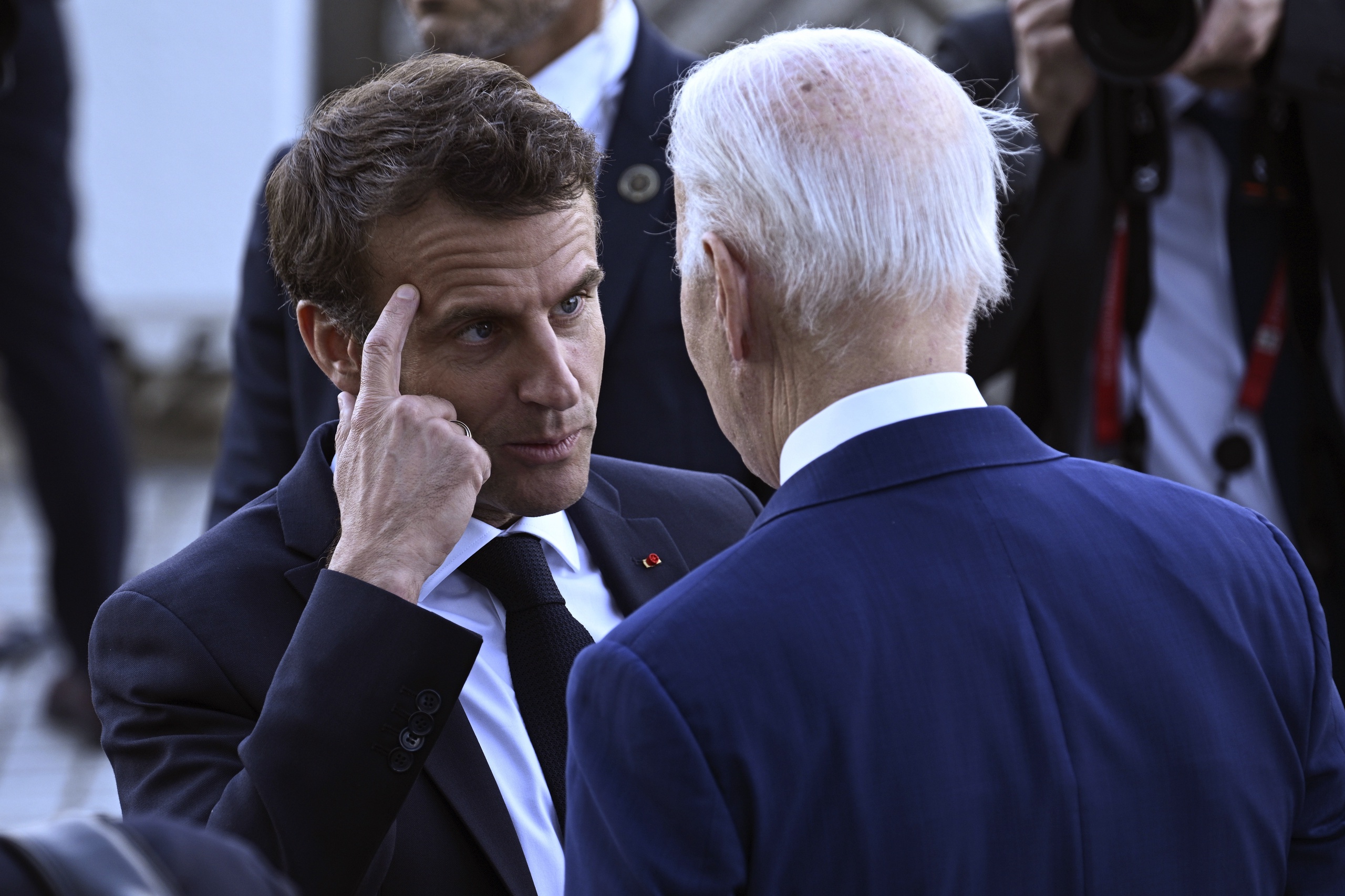 De Franse president Emmanuel Macron heeft een onderonsje met zijn Amerikaanse ambtgenoot Joe Biden tijdens de G7-top in het Japanse Hirosjima op 20 mei. 