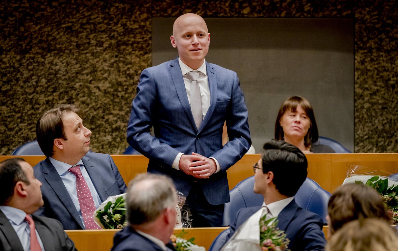 Rens Raemakers (D66) legt de eed af tijdens de installatie van de nieuwe Kamerleden na de Tweede Kamerverkiezingen.