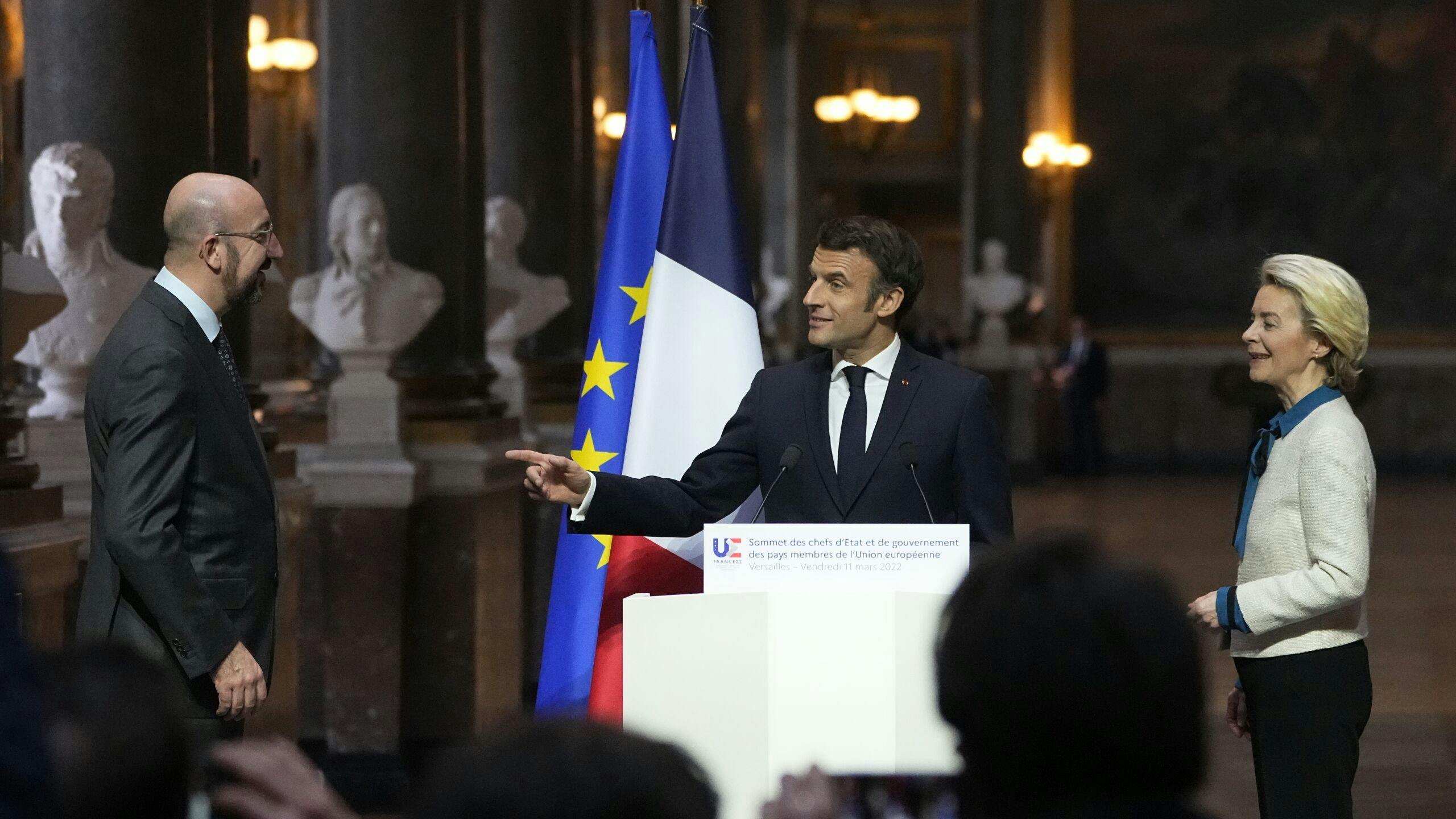 Charles Michel, voorzitter van de Europese Raad, Emmanuel Macron, president van Frankrijk en Ursula von der Leyen, voorzitter van de Europese Commissie. 