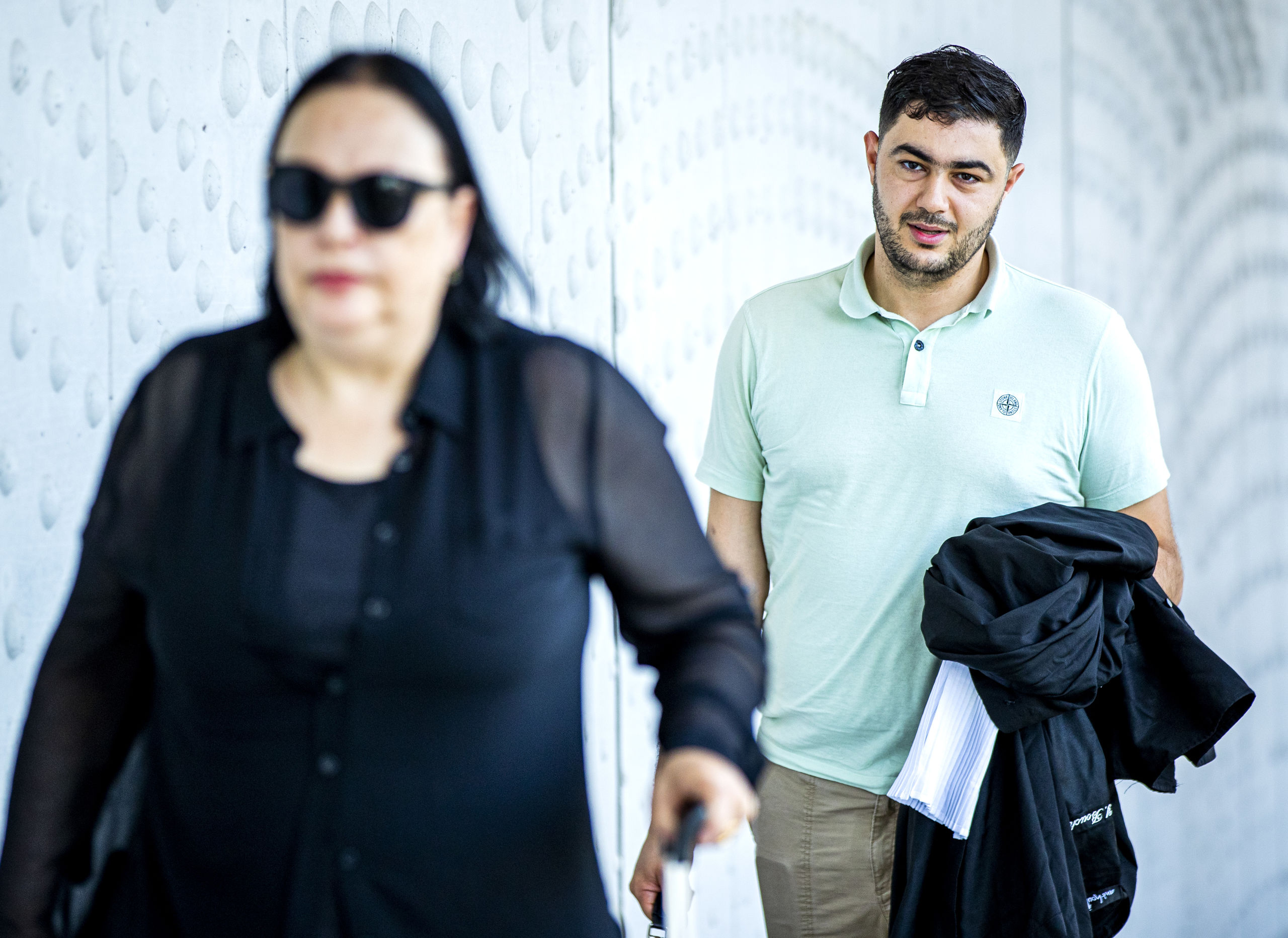 Advocaten Inez Weski en Yassine Bouchikhi arriveren bij de extra beveiligde rechtbank op Schiphol voor een zitting in het grote liquidatieproces Marengo.