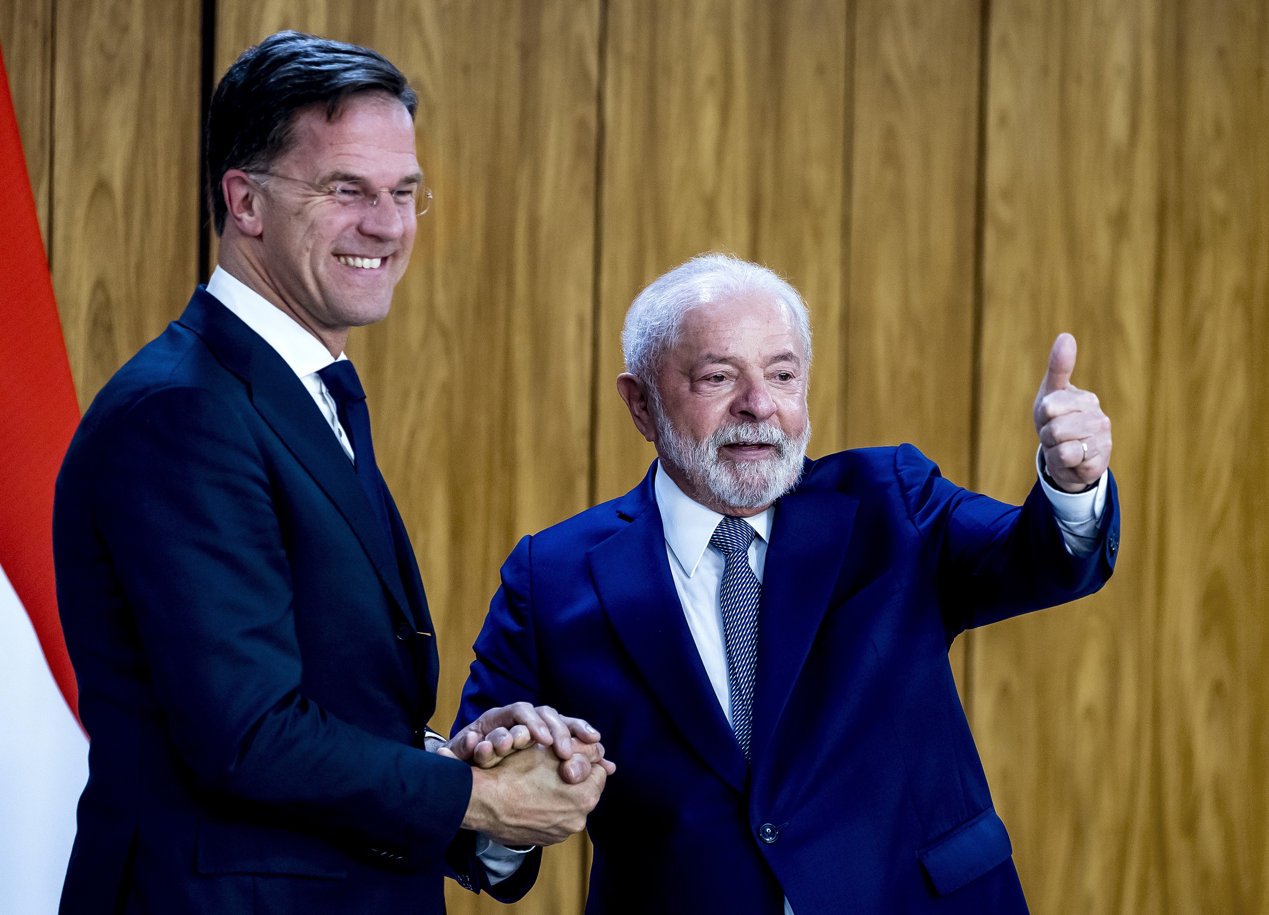Europa lijkt bezig met een diplomatiek offensief in Zuid-Amerika. Dat blijkt uit een analyse van Politico. De afgelopen maanden zijn verschillende Europese leiders afgereisd naar het continent, zoals premier Rutte die onlangs naar Brazilië is gegaan voor een ontmoeting met president Lula. 