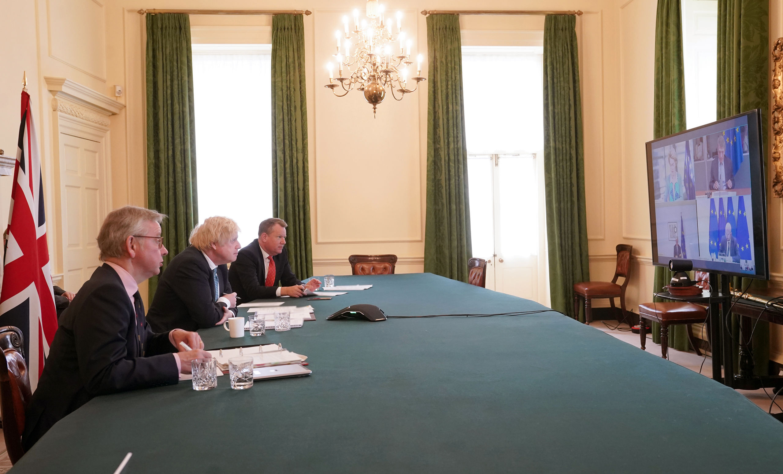 Boris Johnson videoconferencet zich en weg door de Brexit-brij