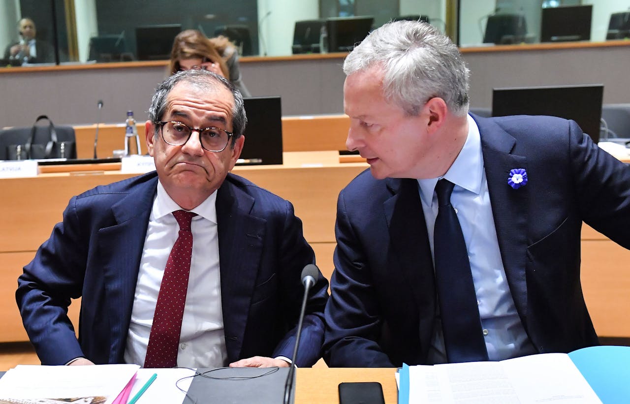 Italy's Finance Minister Giovanni Tria (L) reacts as he listens to France's Finance Minister Bruno Le Maire (R) while they attend a Eurogroup Finance ministers meeting, in Brussels, on November 5, 2018. (Photo by Emmanuel DUNAND / AFP)