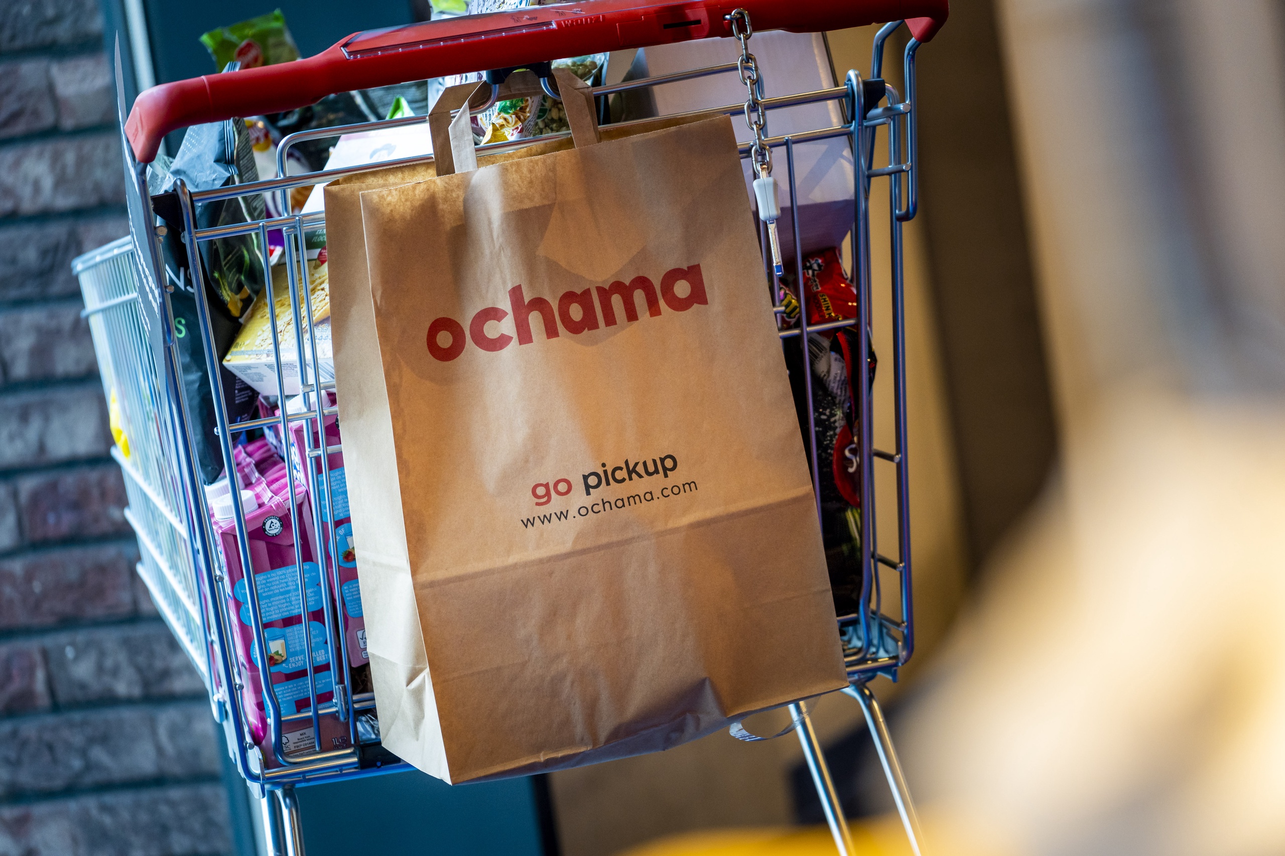 Internationale concurrentie voor Albert Heijn en Jumbo lonkt met de komst van de Chinese winkelketen Ochama. De webwinkel, die afhaalpunten heeft in Blokker-filialen, heeft het aantal afhaalpunten met vijftig stuks uitgebreid.